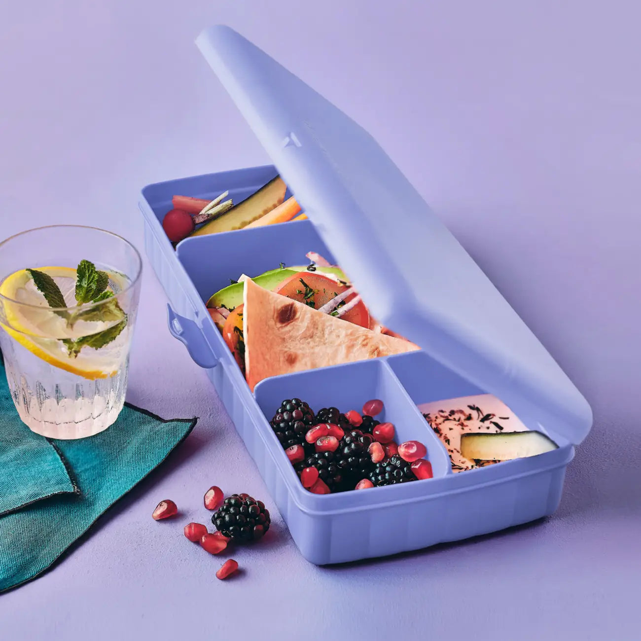 Pausen Buffet von der Marke Tupperware / in der Farbe Lila / Vier Fächer für die Perfekte Ordnung / Ideal als Lunchbox oder Snackbox für Unterwegs / Einfach zu Öffnen / Nachhaltig & Wiederverwendbar / Hier direkt online kaufen