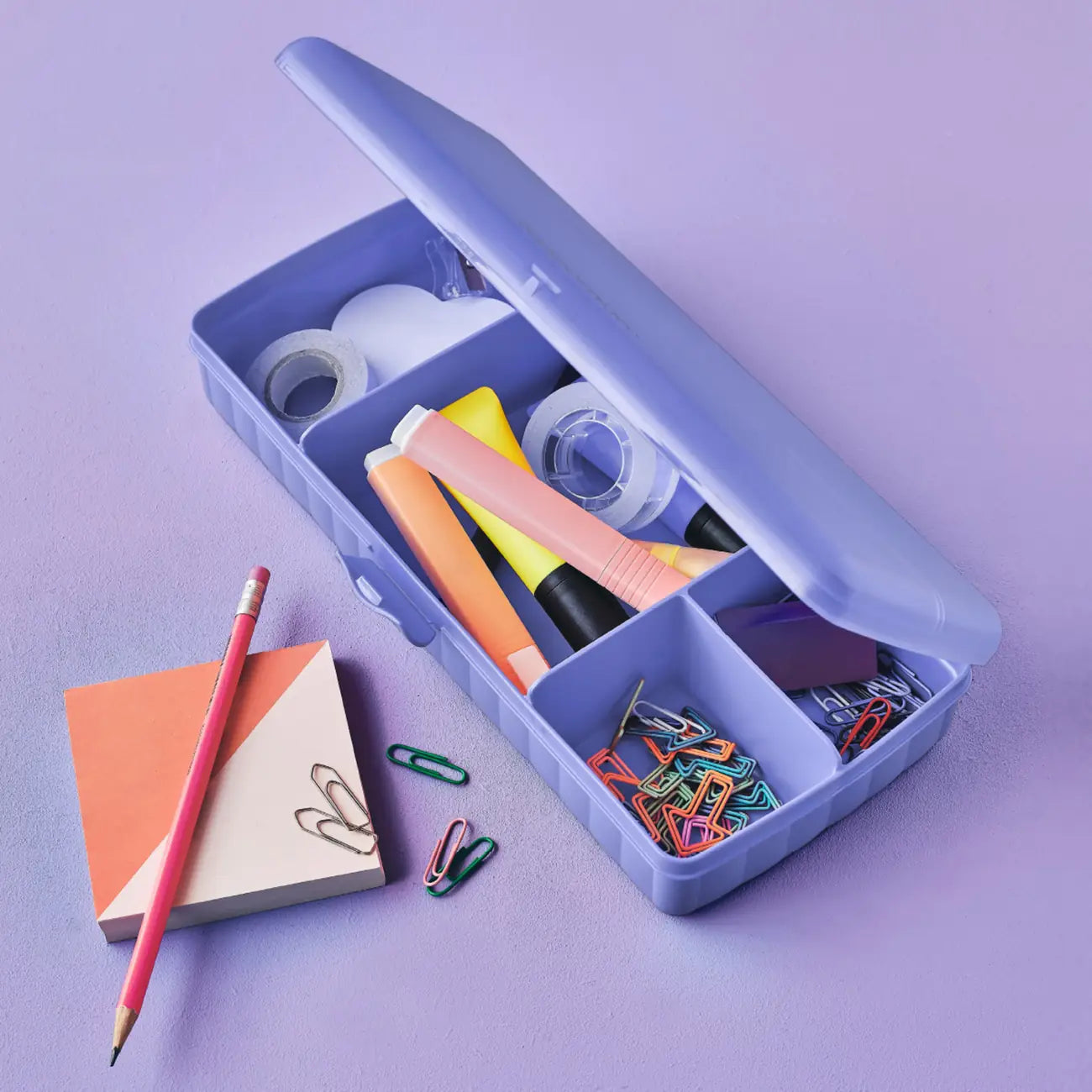 Pausen Buffet von der Marke Tupperware / in der Farbe Lila / Vier Fächer für die Perfekte Ordnung / Ideal als Lunchbox oder Snackbox für Unterwegs / Einfach zu Öffnen / Nachhaltig & Wiederverwendbar / Hier direkt online kaufen