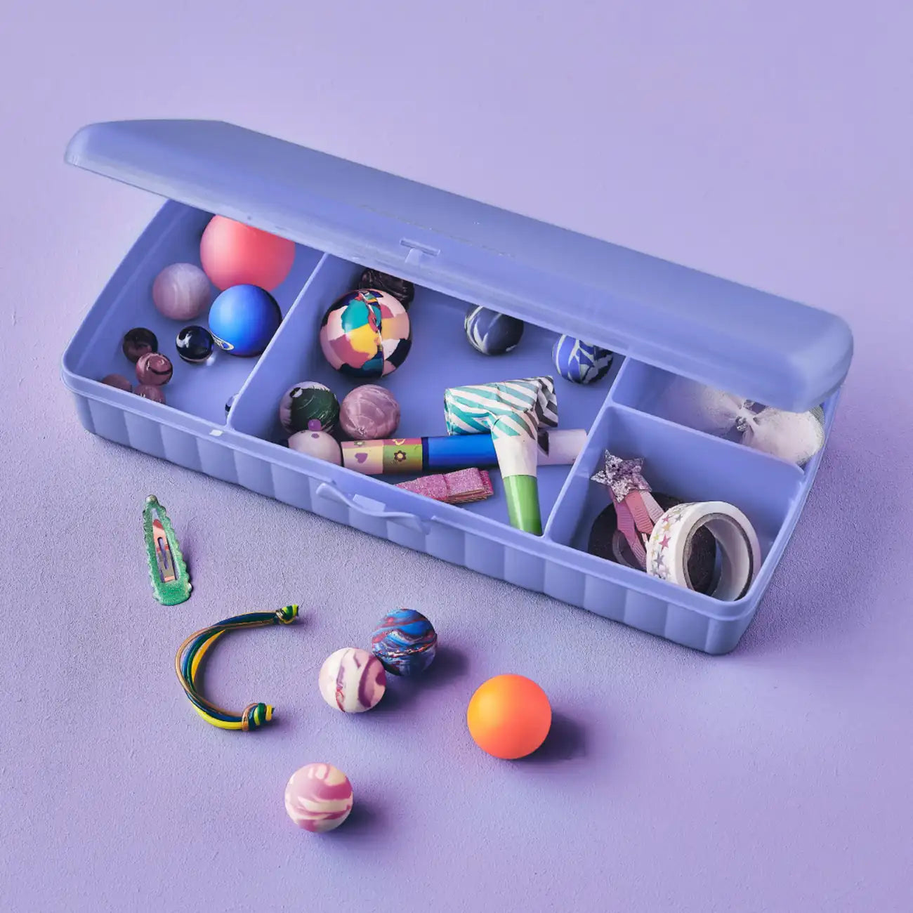 Pausen Buffet von der Marke Tupperware / in der Farbe Lila / Vier Fächer für die Perfekte Ordnung / Ideal als Lunchbox oder Snackbox für Unterwegs / Einfach zu Öffnen / Nachhaltig & Wiederverwendbar / Hier direkt online kaufen