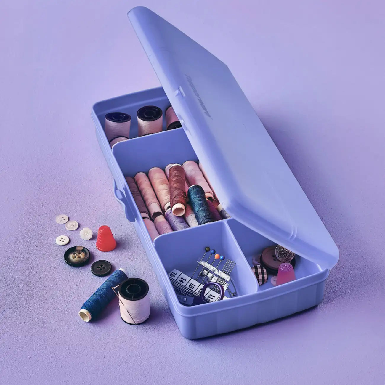 Pausen Buffet von der Marke Tupperware / in der Farbe Lila / Vier Fächer für die Perfekte Ordnung / Ideal als Lunchbox oder Snackbox für Unterwegs / Einfach zu Öffnen / Nachhaltig & Wiederverwendbar / Hier direkt online kaufen