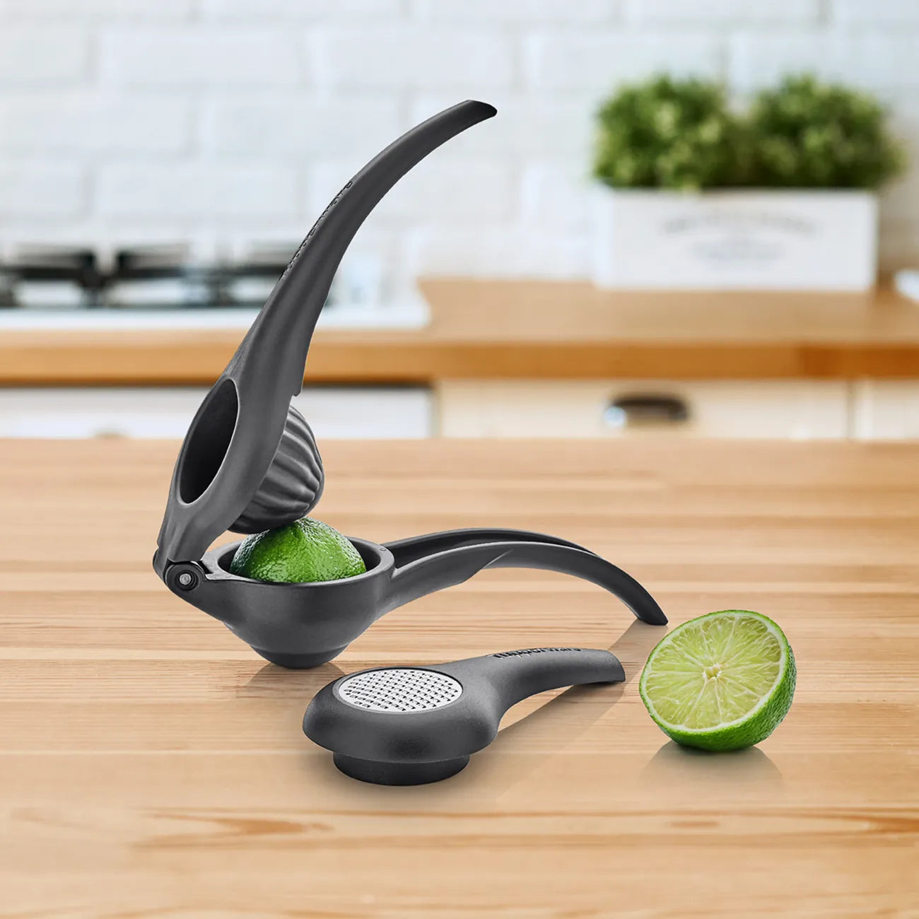 Zest`N Press von der Marke Tupperware / Küchenpresse / Saftpresse / Ideal zum Pressen von Zitrusfrüchten / auch geeignet für Zitronen abrieb / Hier direkt online kaufen