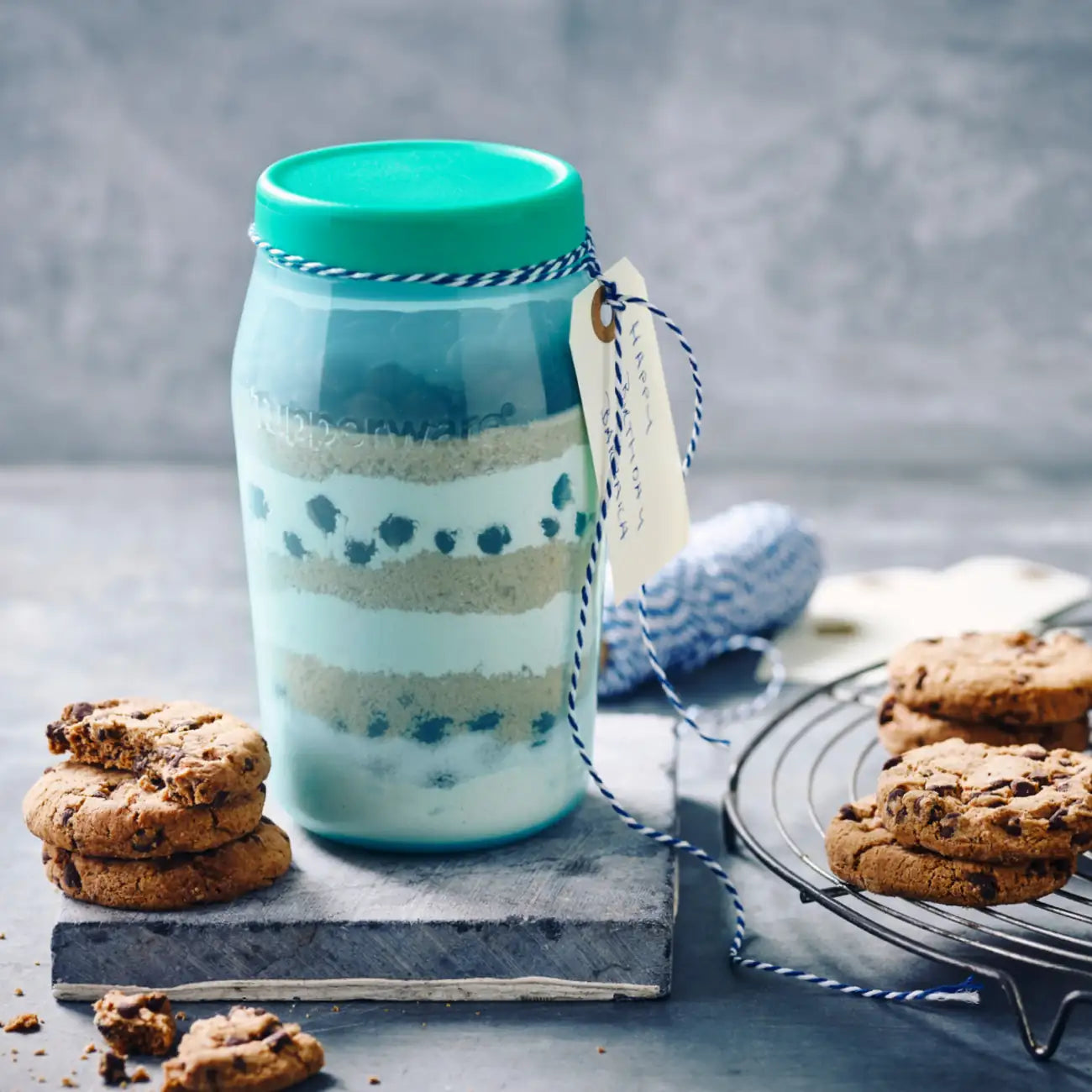 Universalbehälter 825ml von der Marke Tupperware / Modular wechselbare Deckel / Deckel mit extra Fach für Dips und Kleinigkeiten / Lebensmittelbehälter / Luft und Wasserdicht schließender Behälter / Transportbehälter / Hier direkt online kaufen