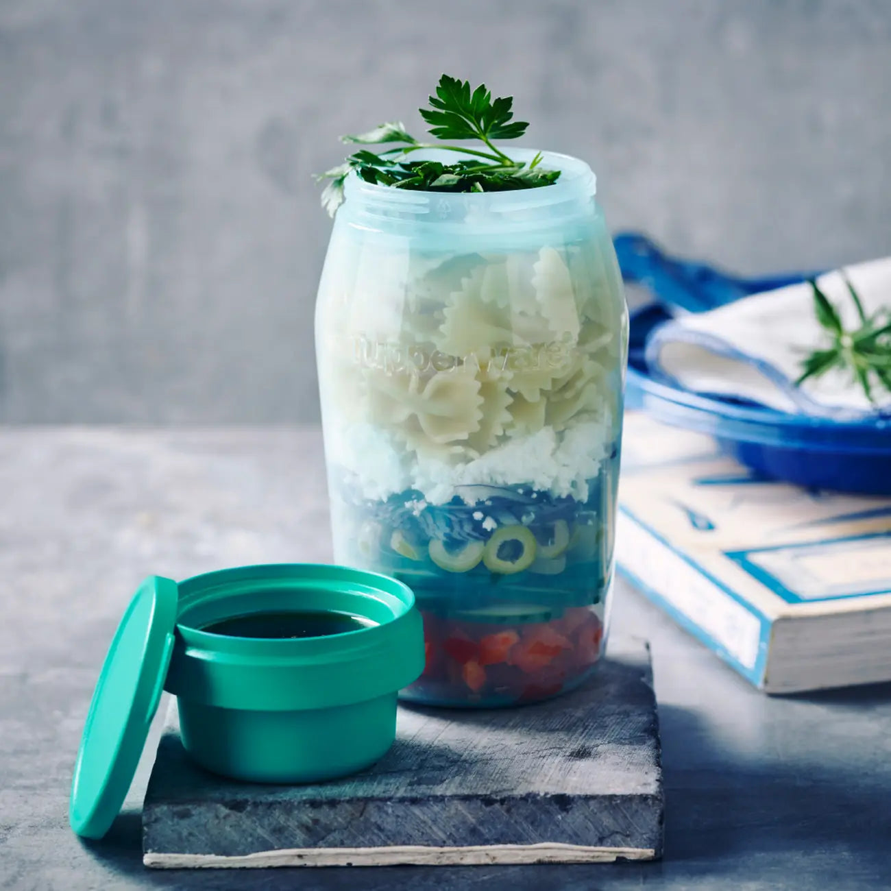 Universalbehälter 825ml von der Marke Tupperware / Modular wechselbare Deckel / Deckel mit extra Fach für Dips und Kleinigkeiten / Lebensmittelbehälter / Luft und Wasserdicht schließender Behälter / Transportbehälter / Hier direkt online kaufen