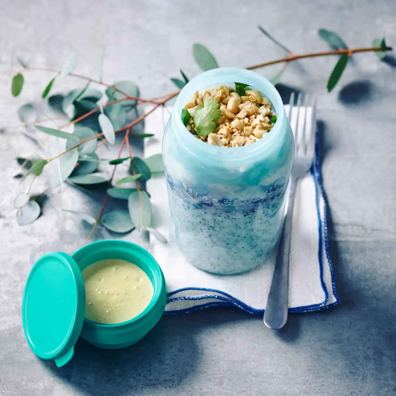 Universalbehälter 825ml von der Marke Tupperware / Modular wechselbare Deckel / Deckel mit extra Fach für Dips und Kleinigkeiten / Lebensmittelbehälter / Luft und Wasserdicht schließender Behälter / Transportbehälter / Hier direkt online kaufen