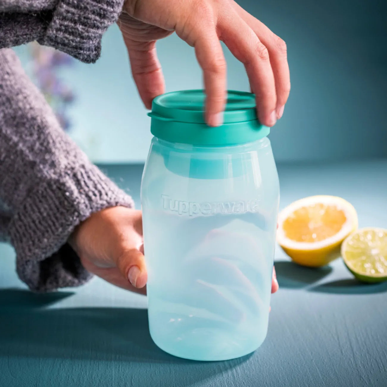 Universalbehälter 825ml von der Marke Tupperware / Modular wechselbare Deckel / Deckel mit extra Fach für Dips und Kleinigkeiten / Lebensmittelbehälter / Luft und Wasserdicht schließender Behälter / Transportbehälter / Hier direkt online kaufen