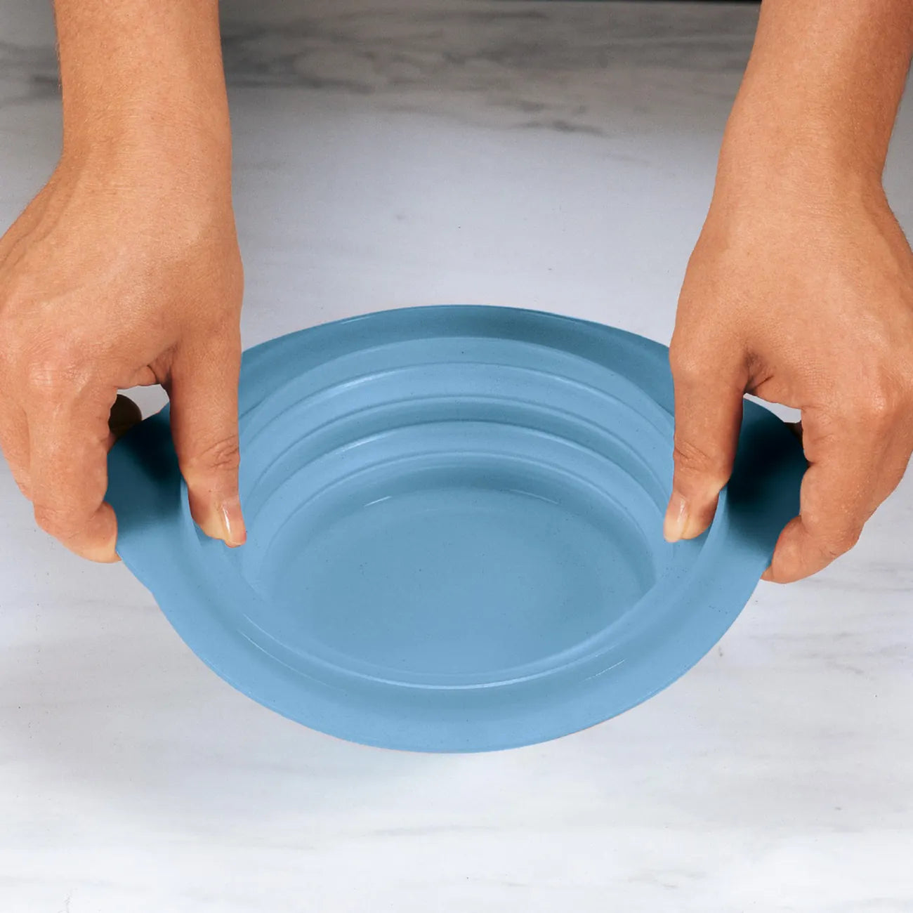 B043B Mini-Max Blau 950ml von der Marke Tupperware / Tupperdose / Brotdose / Lunchbox / faltbar / Praktisch für Unterwegs / Platzsparend / in der Farbe blau / hier direkt online kaufen