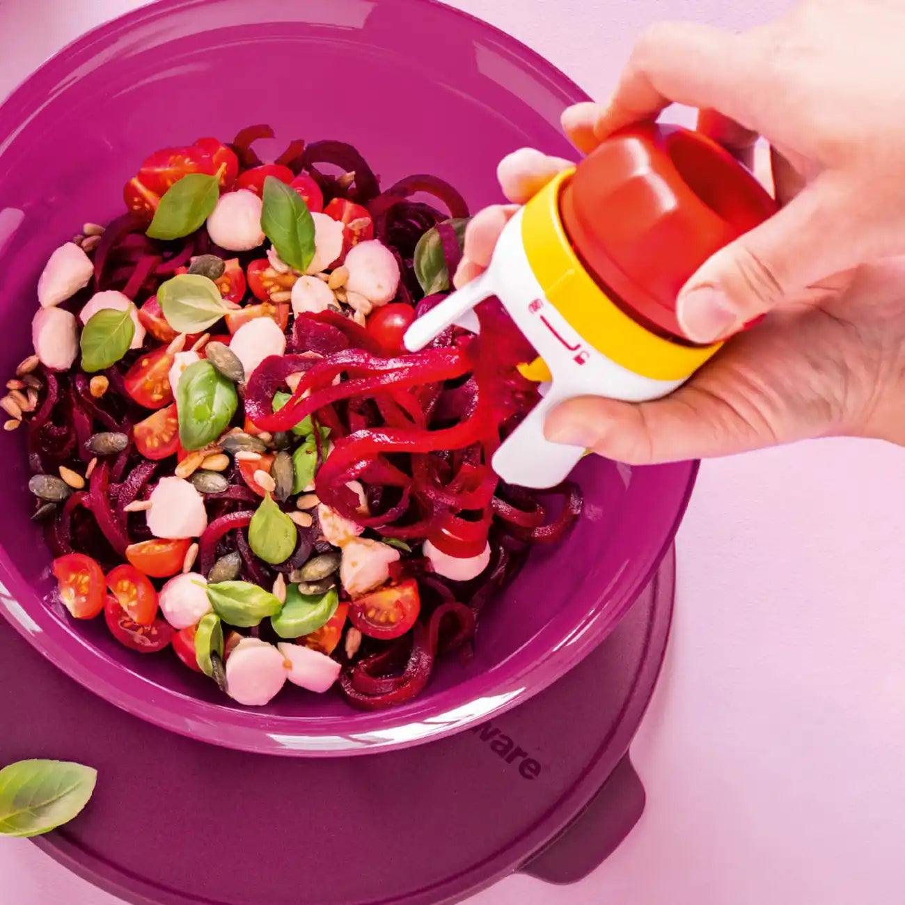 Aloha 4,0L Servierschale von der Marke Tupperware / Fröhlich Bunte Servierschüssel / Schließt Luft & Wasserdicht / modular Stapelbar / Ideal zum Transportieren und Servieren von Salaten und Desserts / Hier direkt online kaufen