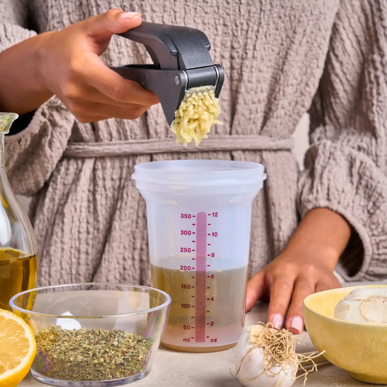 Knoblauchpresse Knobi-Star von der Marke Tupperware / Drei in Eins Küchenwerkzeug / zum Schälen und Pressen von Knoblauch / mit Kräuterentblätterungsfunktion / mit Ergonomischen Griff / Einfach zu Reinigen / Hier direkt online kaufen 