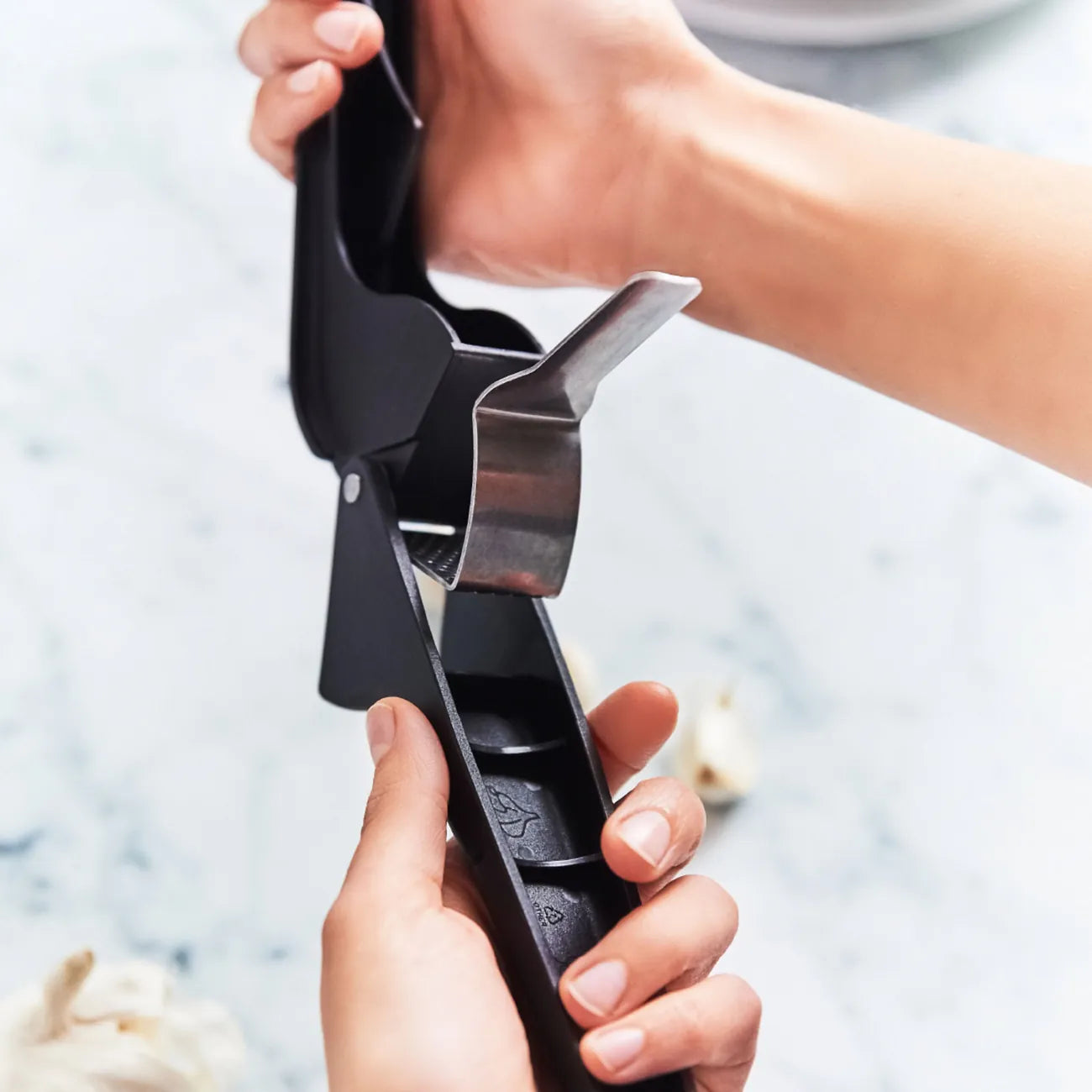 Knoblauchpresse Knobi-Star von der Marke Tupperware / Drei in Eins Küchenwerkzeug / zum Schälen und Pressen von Knoblauch / mit Kräuterentblätterungsfunktion / mit Ergonomischen Griff / Einfach zu Reinigen / Hier direkt online kaufen 