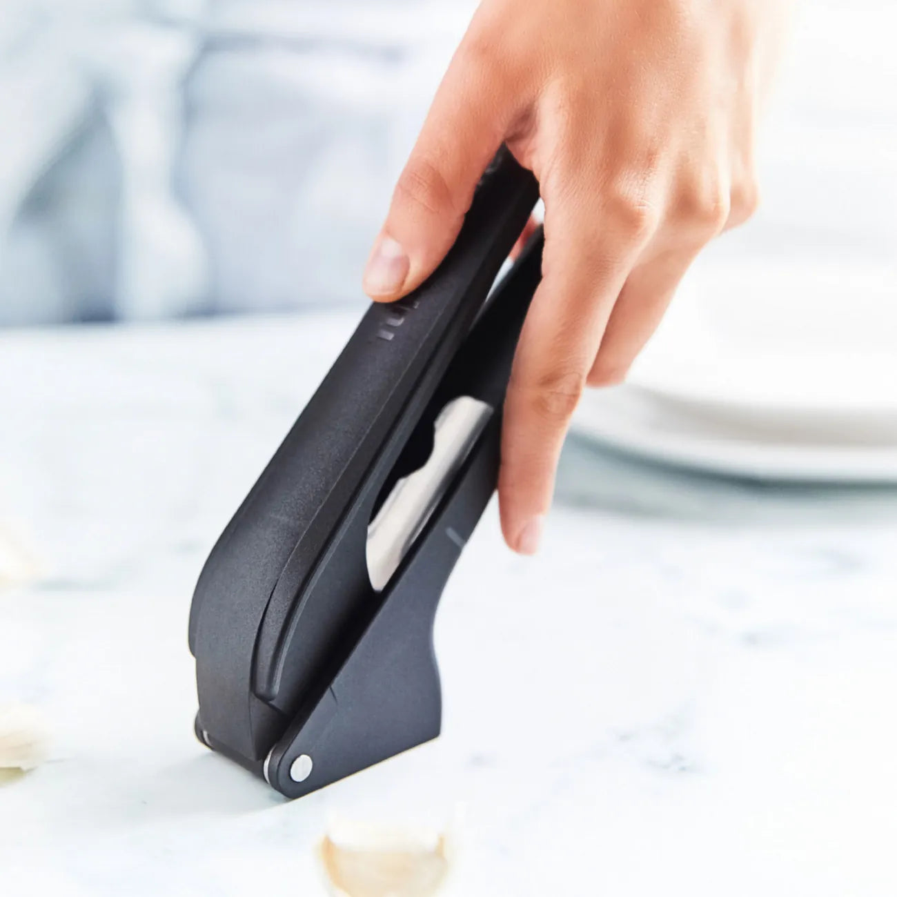 Knoblauchpresse Knobi-Star von der Marke Tupperware / Drei in Eins Küchenwerkzeug / zum Schälen und Pressen von Knoblauch / mit Kräuterentblätterungsfunktion / mit Ergonomischen Griff / Einfach zu Reinigen / Hier direkt online kaufen 