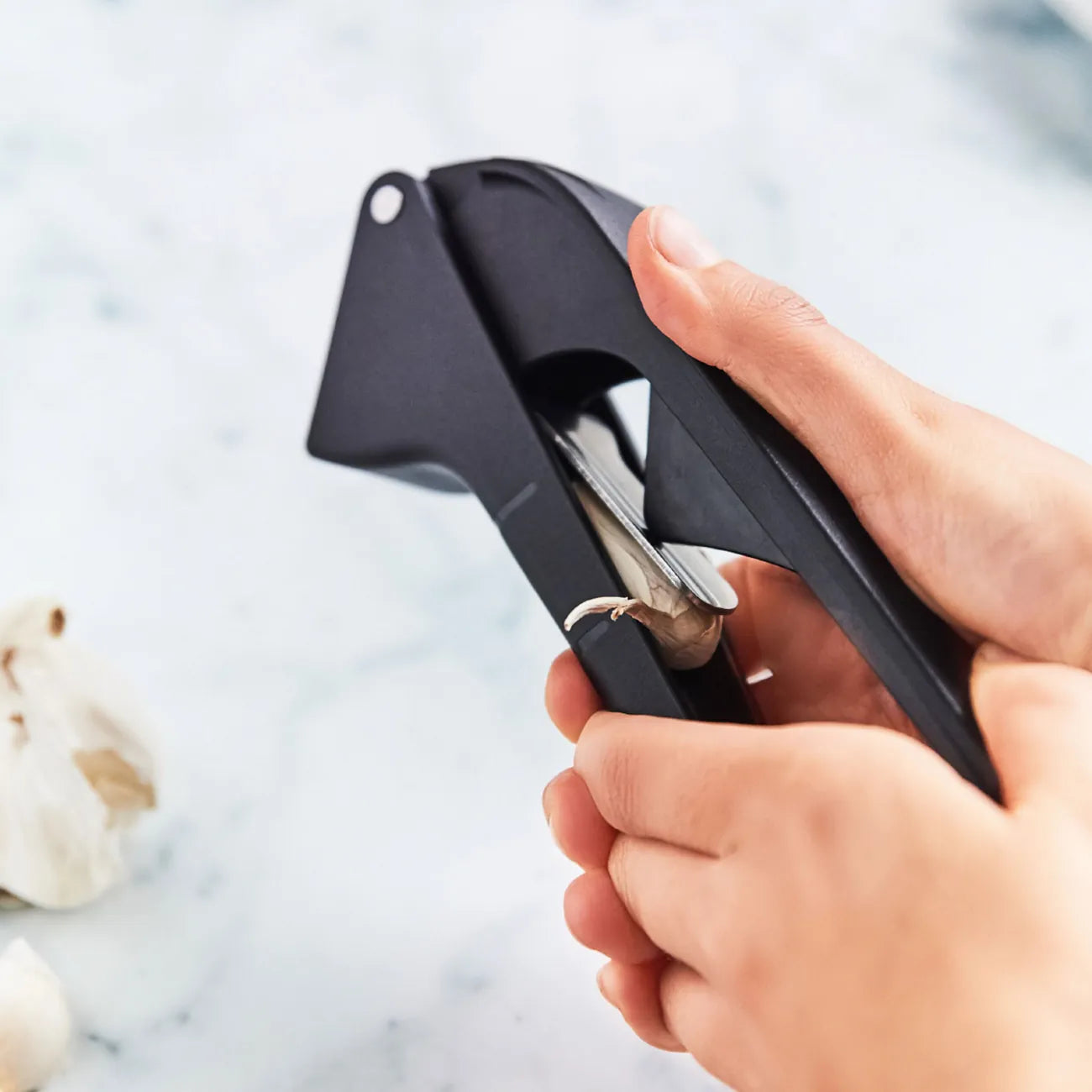 Knoblauchpresse Knobi-Star von der Marke Tupperware / Drei in Eins Küchenwerkzeug / zum Schälen und Pressen von Knoblauch / mit Kräuterentblätterungsfunktion / mit Ergonomischen Griff / Einfach zu Reinigen / Hier direkt online kaufen 