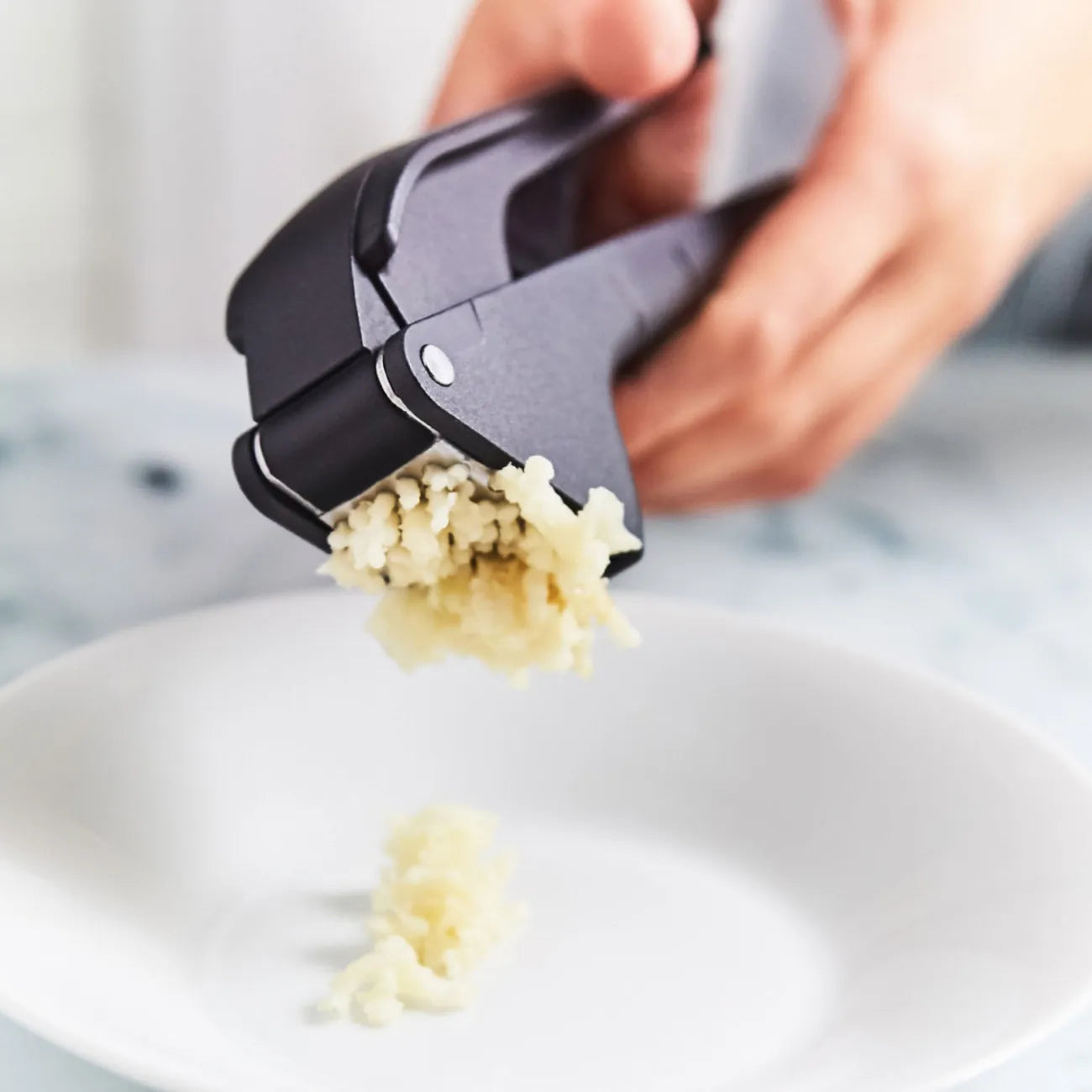 Knoblauchpresse Knobi-Star von der Marke Tupperware / Drei in Eins Küchenwerkzeug / zum Schälen und Pressen von Knoblauch / mit Kräuterentblätterungsfunktion / mit Ergonomischen Griff / Einfach zu Reinigen / Hier direkt online kaufen 