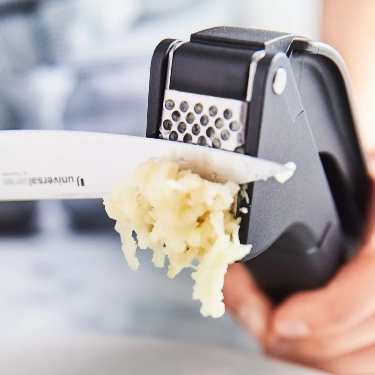 Knoblauchpresse Knobi-Star von der Marke Tupperware / Drei in Eins Küchenwerkzeug / zum Schälen und Pressen von Knoblauch / mit Kräuterentblätterungsfunktion / mit Ergonomischen Griff / Einfach zu Reinigen / Hier direkt online kaufen 