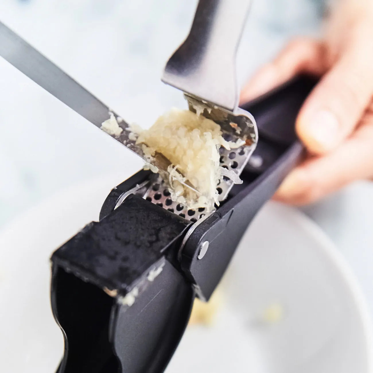 Knoblauchpresse Knobi-Star von der Marke Tupperware / Drei in Eins Küchenwerkzeug / zum Schälen und Pressen von Knoblauch / mit Kräuterentblätterungsfunktion / mit Ergonomischen Griff / Einfach zu Reinigen / Hier direkt online kaufen 