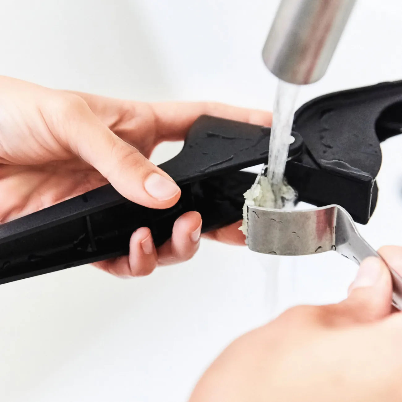 Knoblauchpresse Knobi-Star von der Marke Tupperware / Drei in Eins Küchenwerkzeug / zum Schälen und Pressen von Knoblauch / mit Kräuterentblätterungsfunktion / mit Ergonomischen Griff / Einfach zu Reinigen / Hier direkt online kaufen 