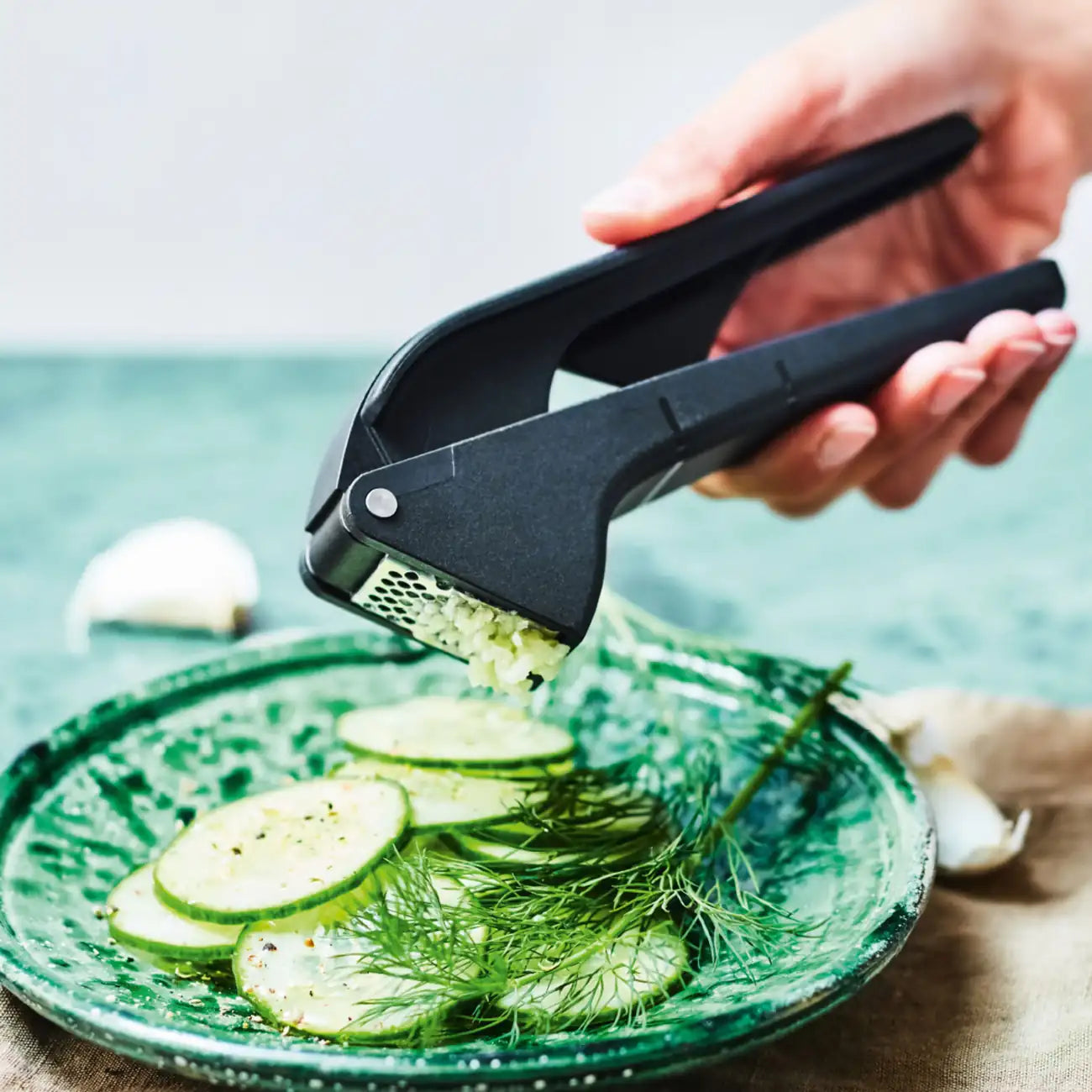 Knoblauchpresse Knobi-Star von der Marke Tupperware / Drei in Eins Küchenwerkzeug / zum Schälen und Pressen von Knoblauch / mit Kräuterentblätterungsfunktion / mit Ergonomischen Griff / Einfach zu Reinigen / Hier direkt online kaufen 