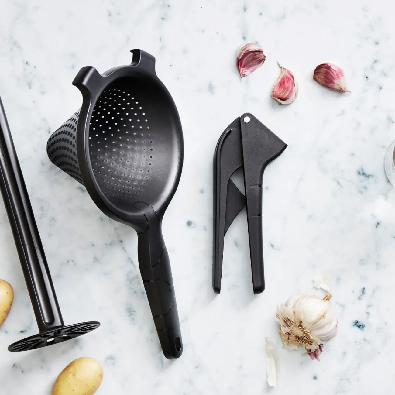 Knoblauchpresse Knobi-Star von der Marke Tupperware / Drei in Eins Küchenwerkzeug / zum Schälen und Pressen von Knoblauch / mit Kräuterentblätterungsfunktion / mit Ergonomischen Griff / Einfach zu Reinigen / Hier direkt online kaufen 