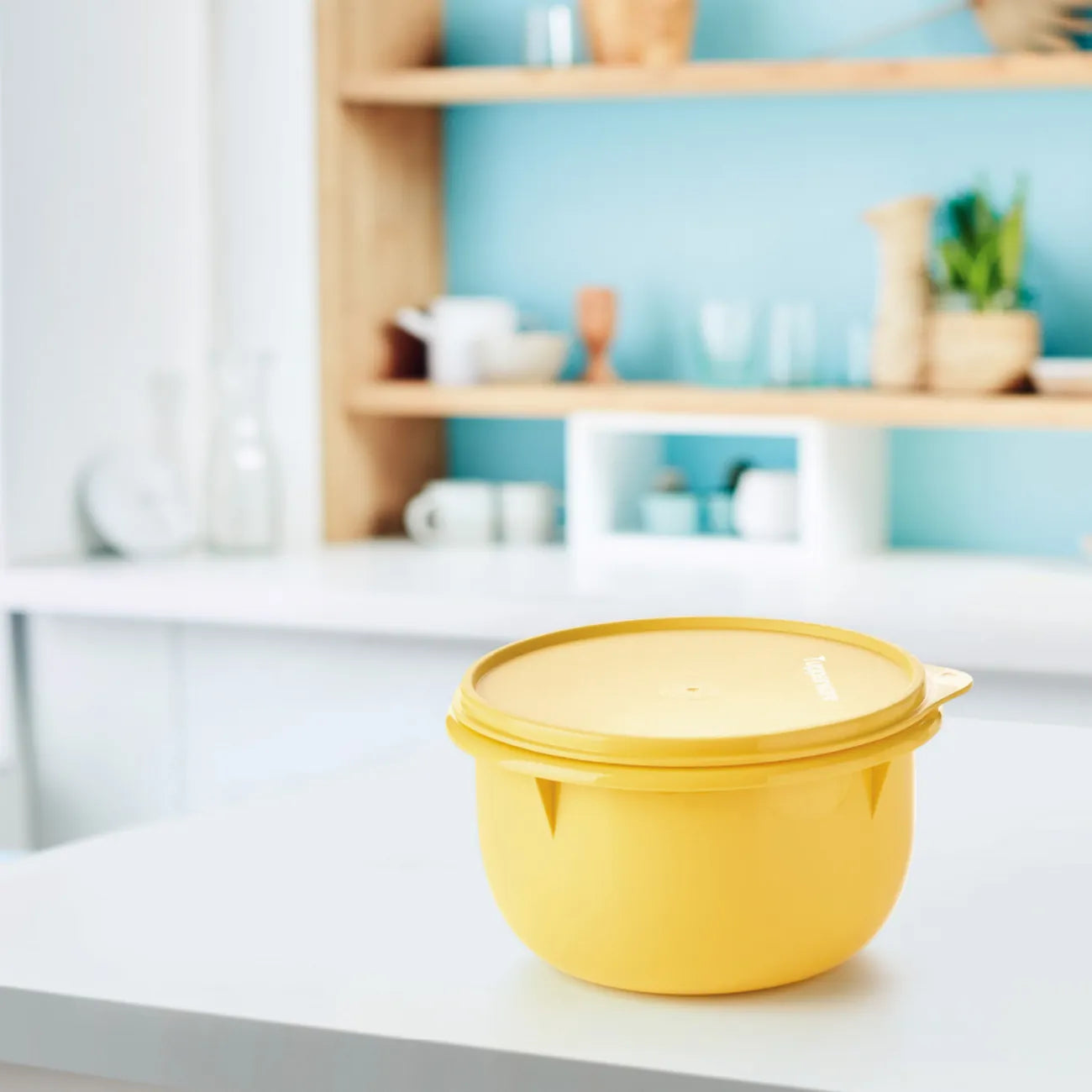 Rührschüssel 1,9 L von der Marke Tupperware / in der Farbe Gelb / Ideal geeignet zum Rühren & Mixen genauso wie zum Servieren von Salaten und Desserts / Luft und Wasserdicht verschließbar / Peng Schüssel / Hier direkt online kaufen