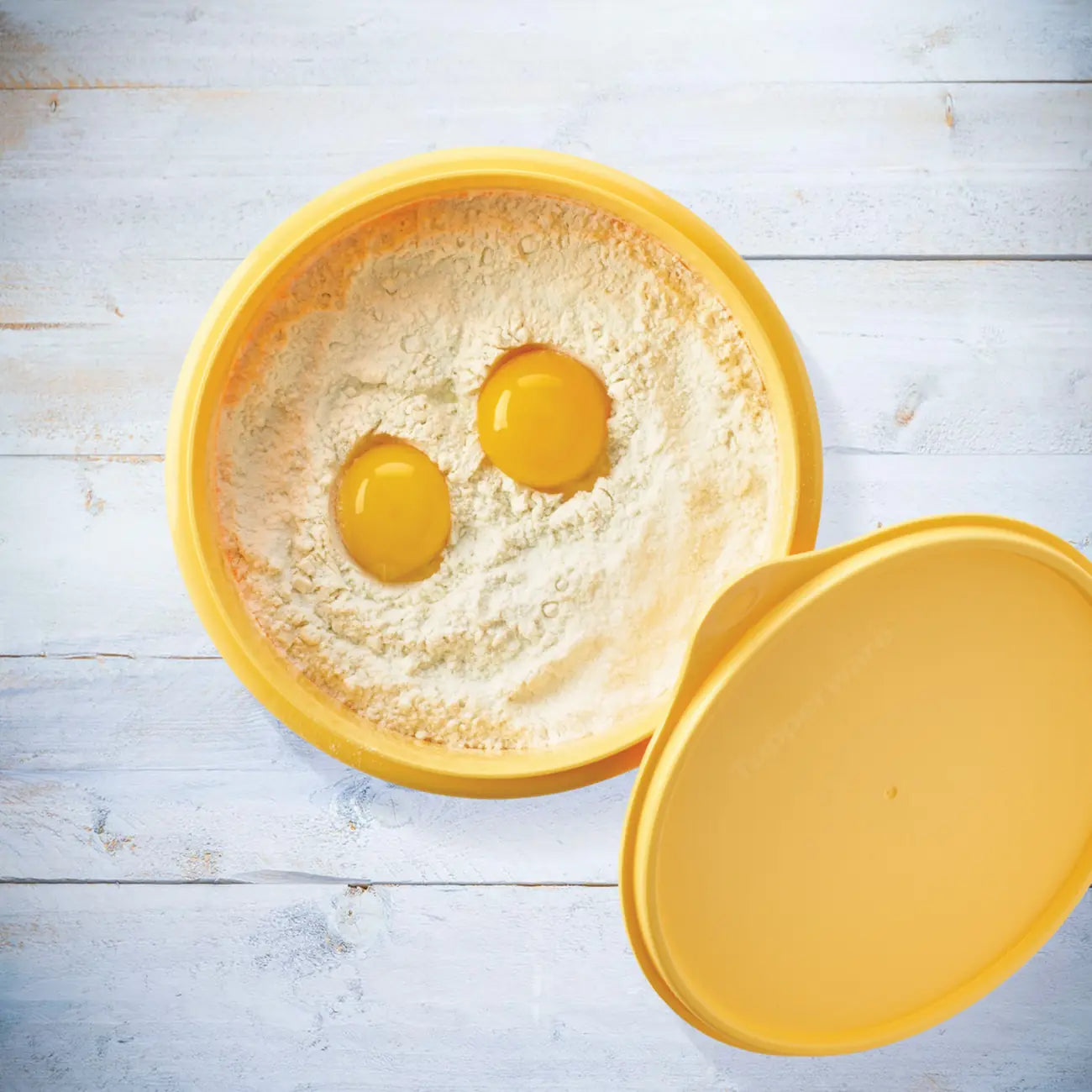 Rührschüssel 1,9 L von der Marke Tupperware / in der Farbe Gelb / Ideal geeignet zum Rühren & Mixen genauso wie zum Servieren von Salaten und Desserts / Luft und Wasserdicht verschließbar / Peng Schüssel / Hier direkt online kaufen