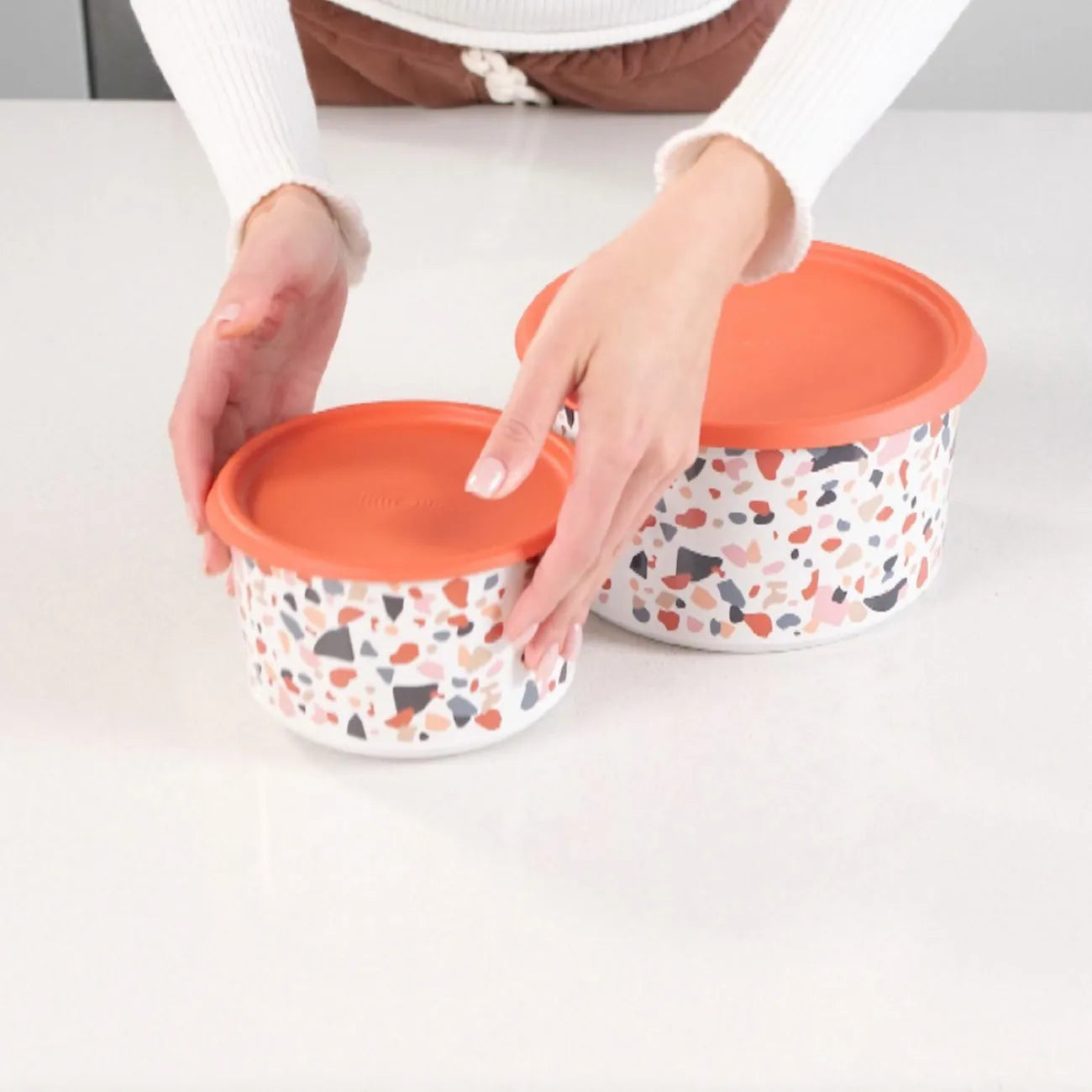 One Touch Runde 960 ml von der Marke Tupperware / Vorratsbehälter / Aufbewahrungsbehälter / stapelbar / Luft und Wasserdicht schließend / im fröhlich bunten Design / Runde Dose /  Hier direkt online kaufen 