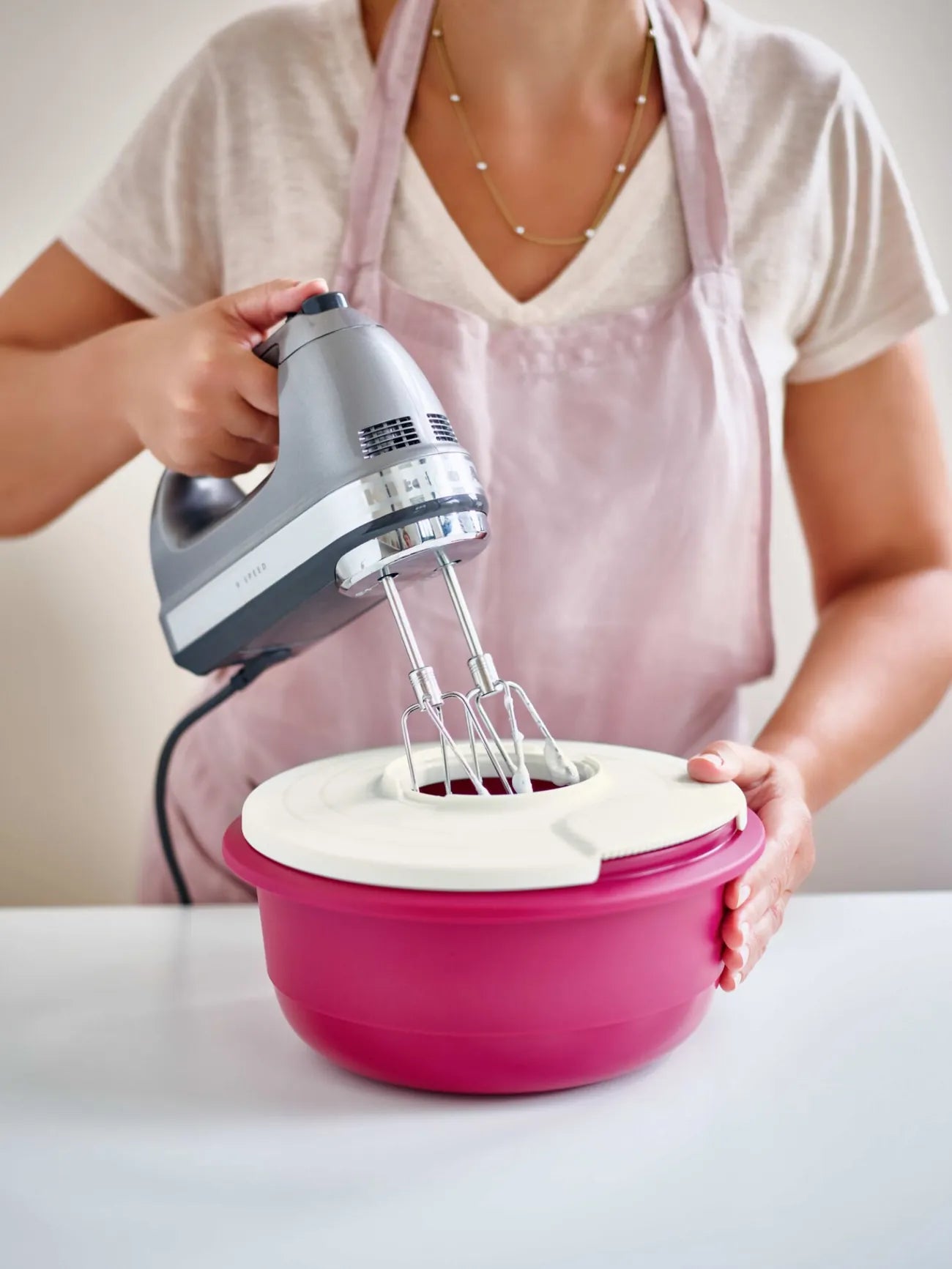 Rührschüssel Pro 3,5L von der Marke Tupperware / mit Luft- und Wasserdicht schließendem Deckel / zum Rühren, Mixen, Transportieren und Aufbewahren / modular Stapelbar / passender Spritzschutz Deckel verfügbar / hier direkt online kaufen