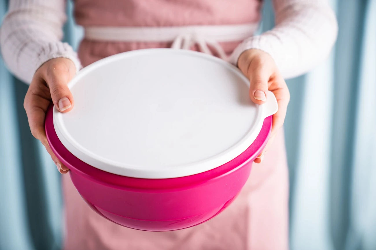Rührschüssel Pro 3,5L von der Marke Tupperware / mit Luft- und Wasserdicht schließendem Deckel / zum Rühren, Mixen, Transportieren und Aufbewahren / modular Stapelbar / passender Spritzschutz Deckel verfügbar / hier direkt online kaufen