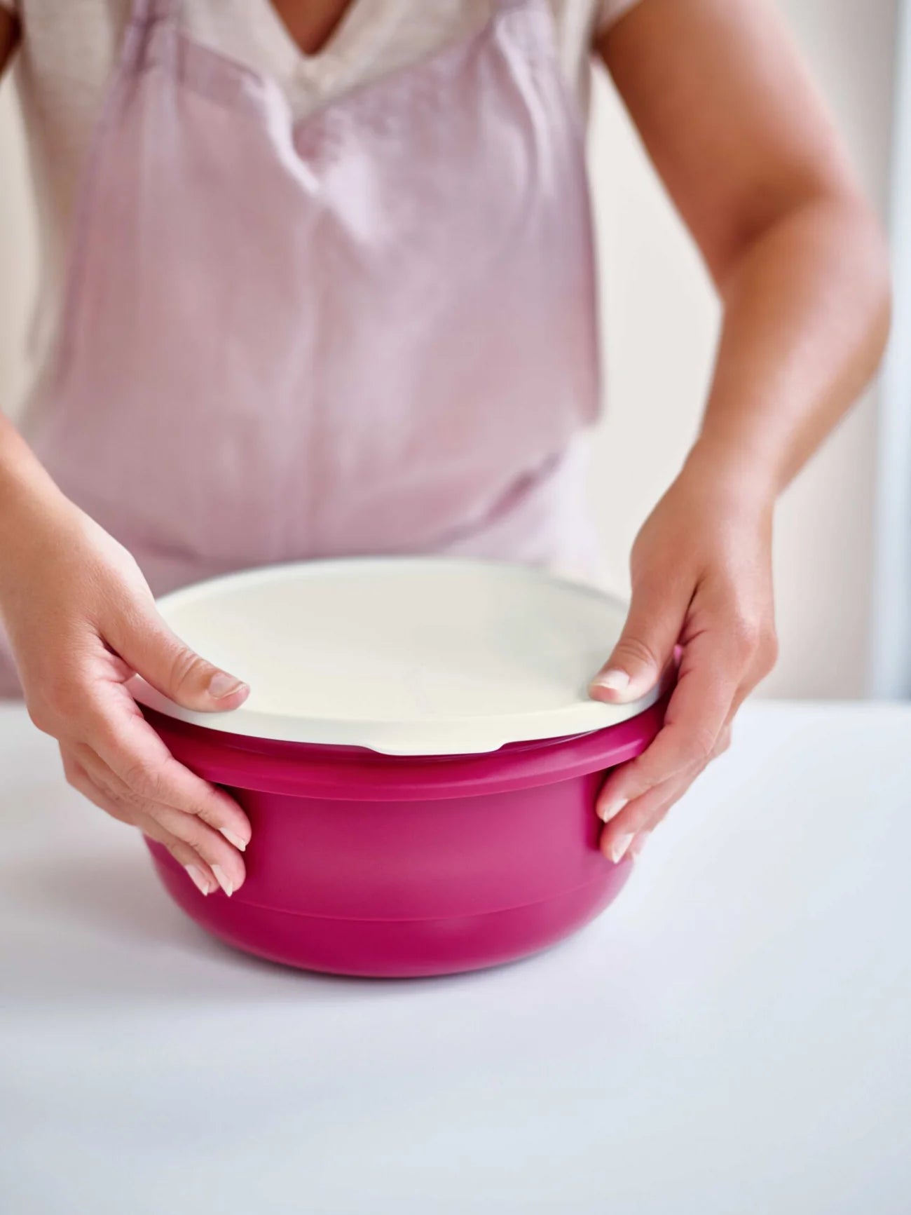 Rührschüssel Pro 3,5L von der Marke Tupperware / mit Luft- und Wasserdicht schließendem Deckel / zum Rühren, Mixen, Transportieren und Aufbewahren / modular Stapelbar / passender Spritzschutz Deckel verfügbar / hier direkt online kaufen