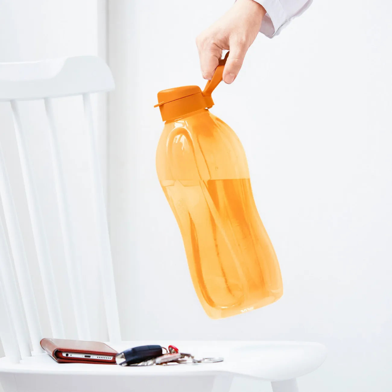 EcoEasy 2L Trinkflasche von der Marke Tupperware / in der Farbe Orange / Ergonomische Form für einfaches Halten / Leicht Befüll bar / einfach zu Reinigen mit der EcoEasy Bürste / Ideal für Unterwegs / mit Praktischen Trage Griff / Hier direkt online kaufen