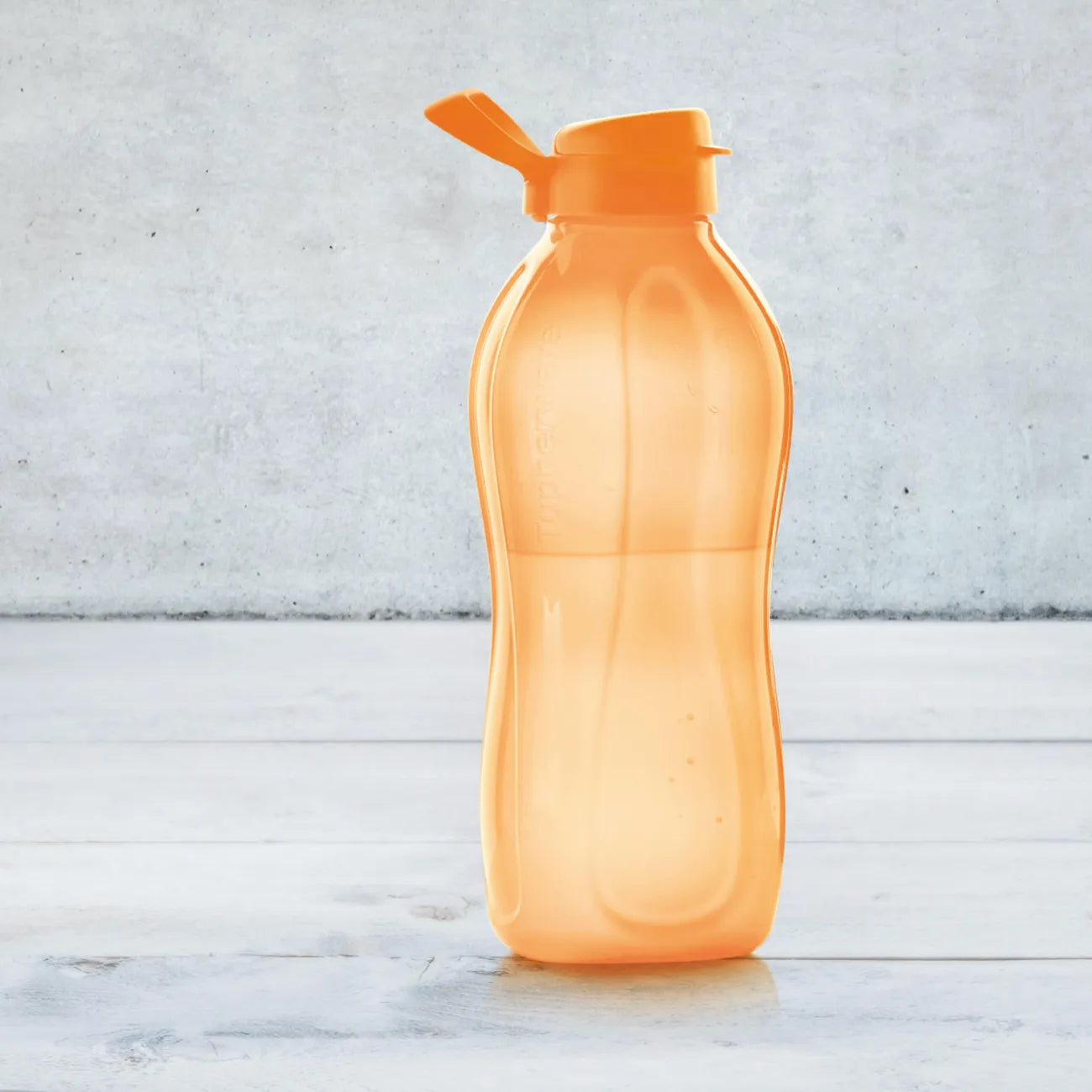 EcoEasy 2L Trinkflasche von der Marke Tupperware / in der Farbe Orange / Ergonomische Form für einfaches Halten / Leicht Befüll bar / einfach zu Reinigen mit der EcoEasy Bürste / Ideal für Unterwegs / mit Praktischen Trage Griff / Hier direkt online kaufen
