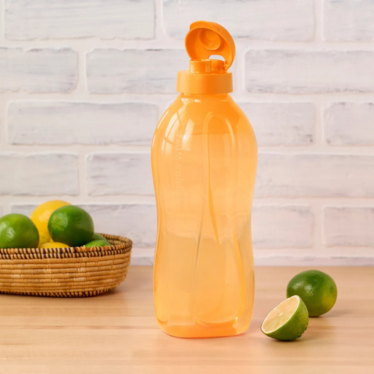 EcoEasy 2L Trinkflasche von der Marke Tupperware / in der Farbe Orange / Ergonomische Form für einfaches Halten / Leicht Befüll bar / einfach zu Reinigen mit der EcoEasy Bürste / Ideal für Unterwegs / mit Praktischen Trage Griff / Hier direkt online kaufen