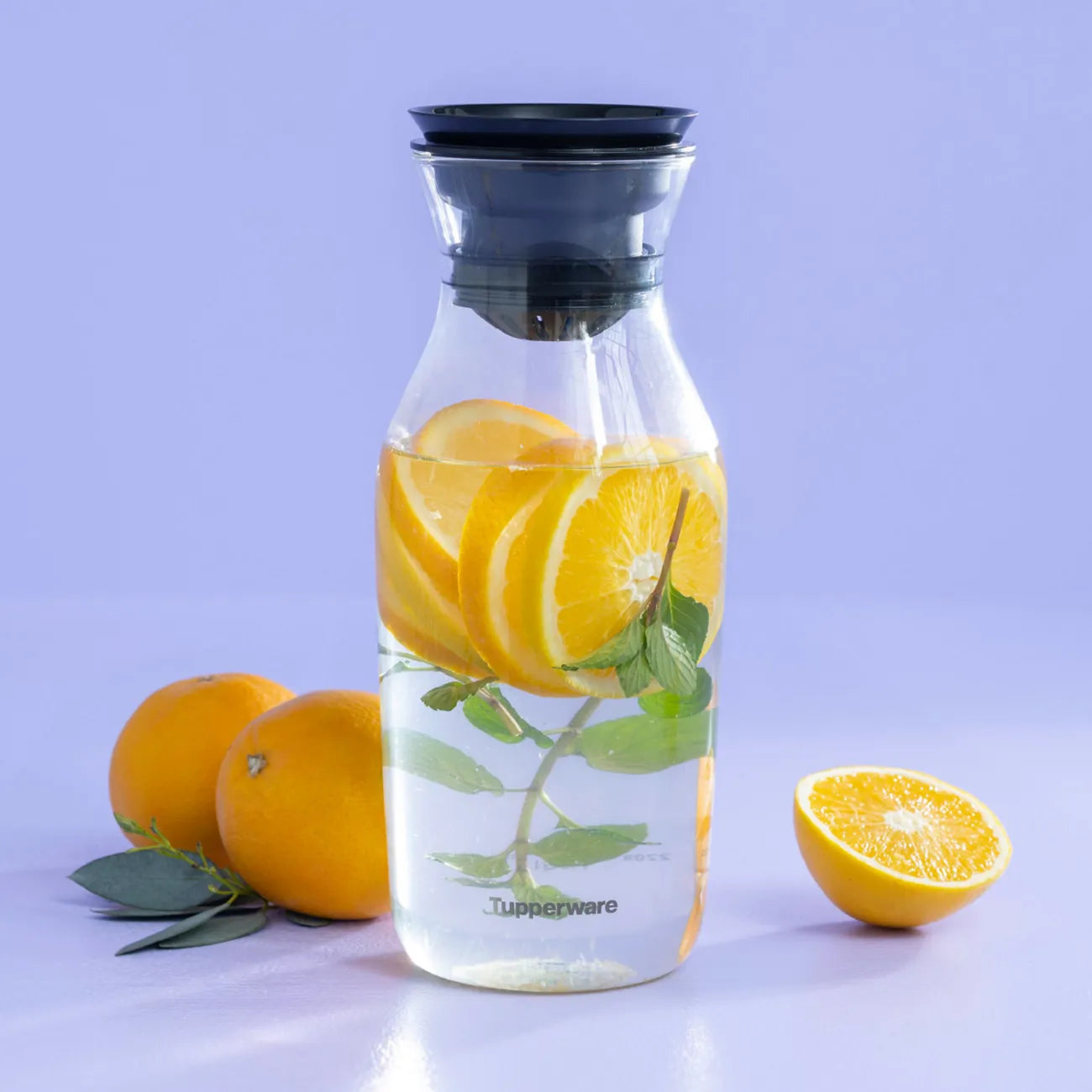 HydroGlass 360° Karaffe von der Marke Tupperware / 3-in-1 Deckel / Ideal zum Servieren / mit Beeren Servieren / Servier Karaffe / zeitloses Design / passt Ideal in die Kühlschranktür / Hier direkt online kaufen 