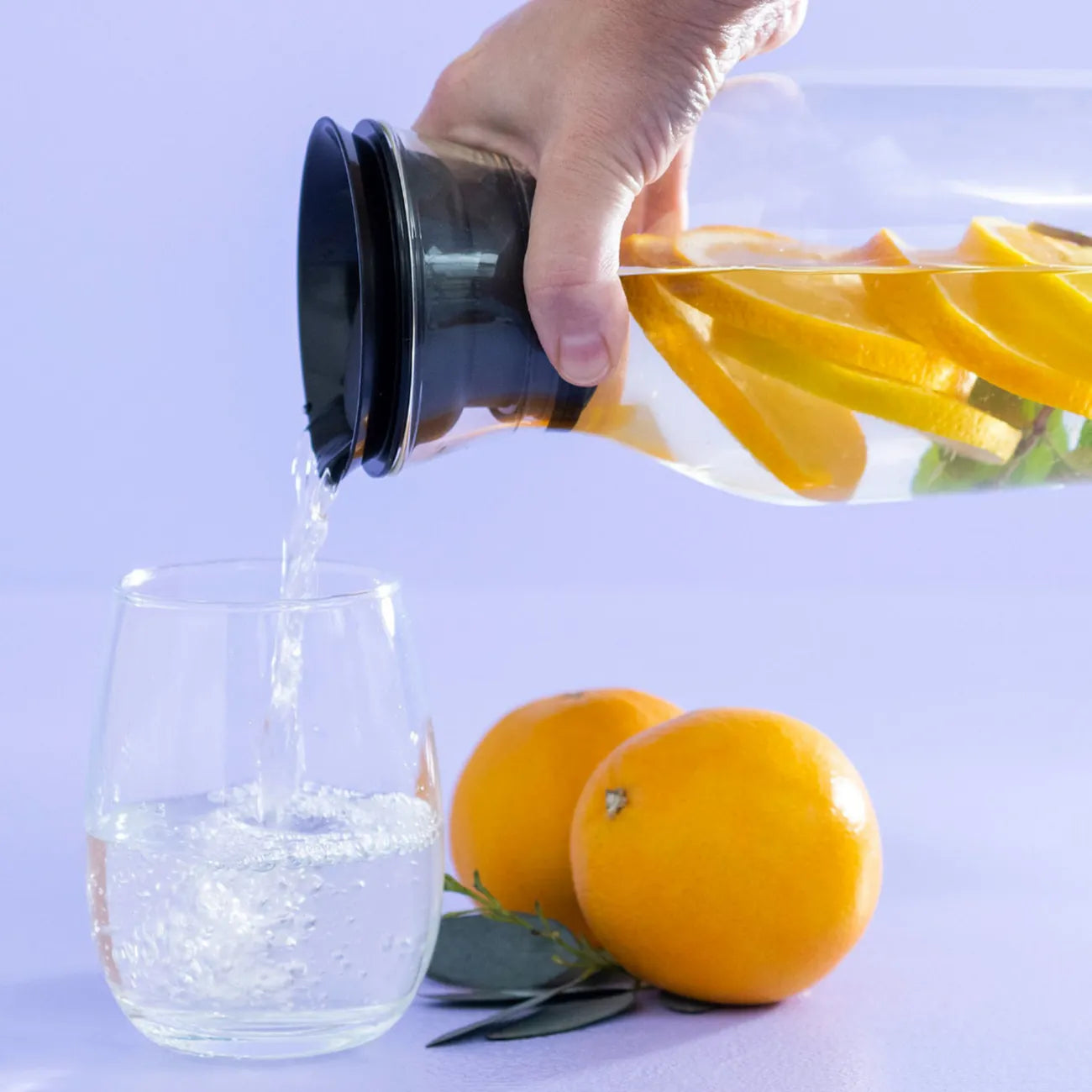 HydroGlass 360° Karaffe von der Marke Tupperware / 3-in-1 Deckel / Ideal zum Servieren / mit Beeren Servieren / Servier Karaffe / zeitloses Design / passt Ideal in die Kühlschranktür / Hier direkt online kaufen 