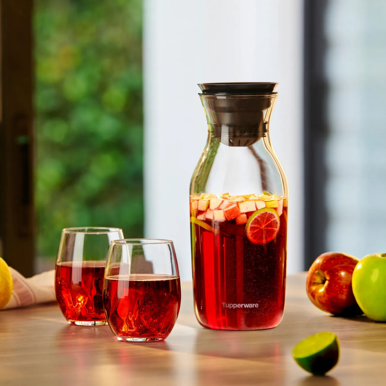 HydroGlass 360° Karaffe von der Marke Tupperware / 3-in-1 Deckel / Ideal zum Servieren / mit Beeren Servieren / Servier Karaffe / zeitloses Design / passt Ideal in die Kühlschranktür / Hier direkt online kaufen 