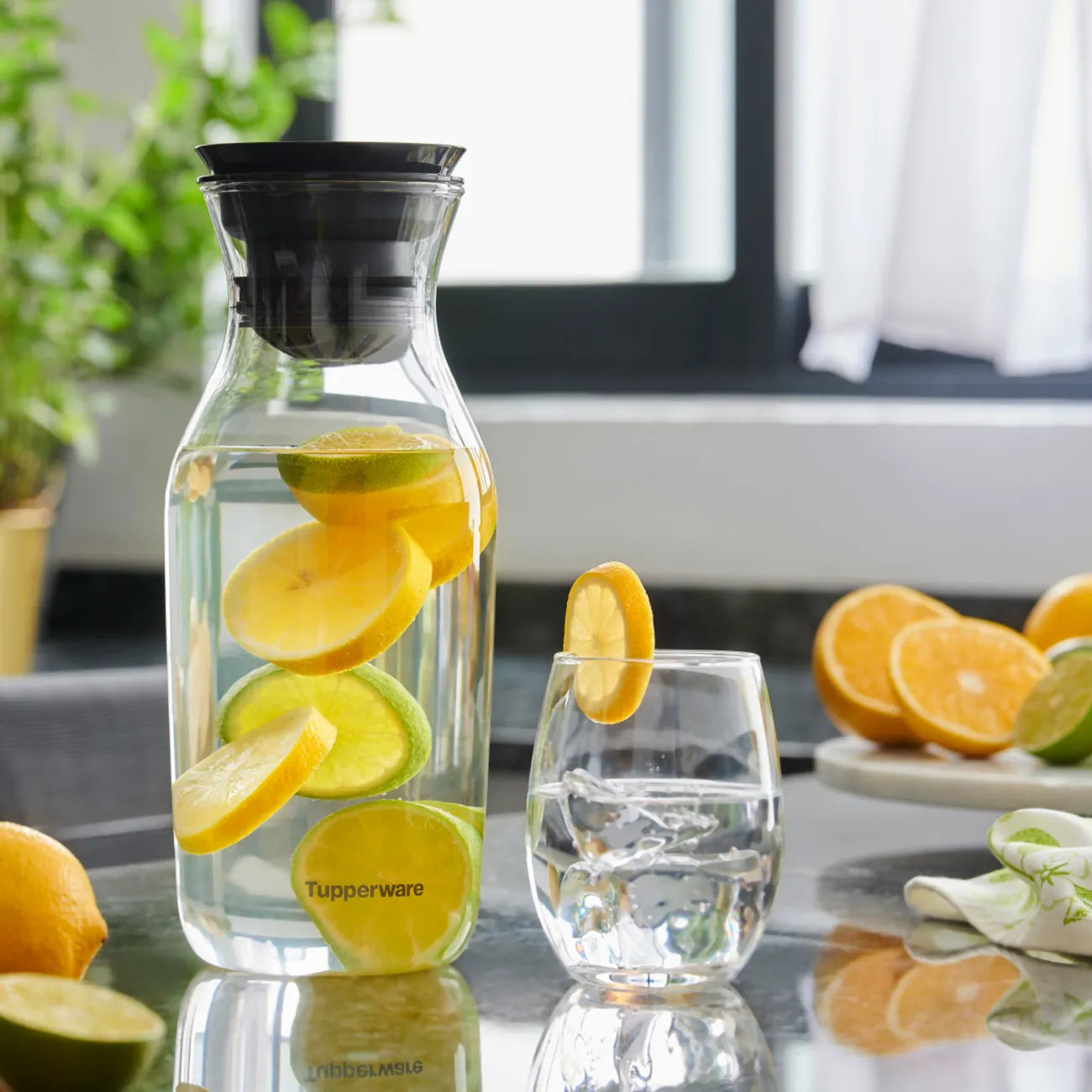 HydroGlass 360° Karaffe von der Marke Tupperware / 3-in-1 Deckel / Ideal zum Servieren / mit Beeren Servieren / Servier Karaffe / zeitloses Design / passt Ideal in die Kühlschranktür / Hier direkt online kaufen 