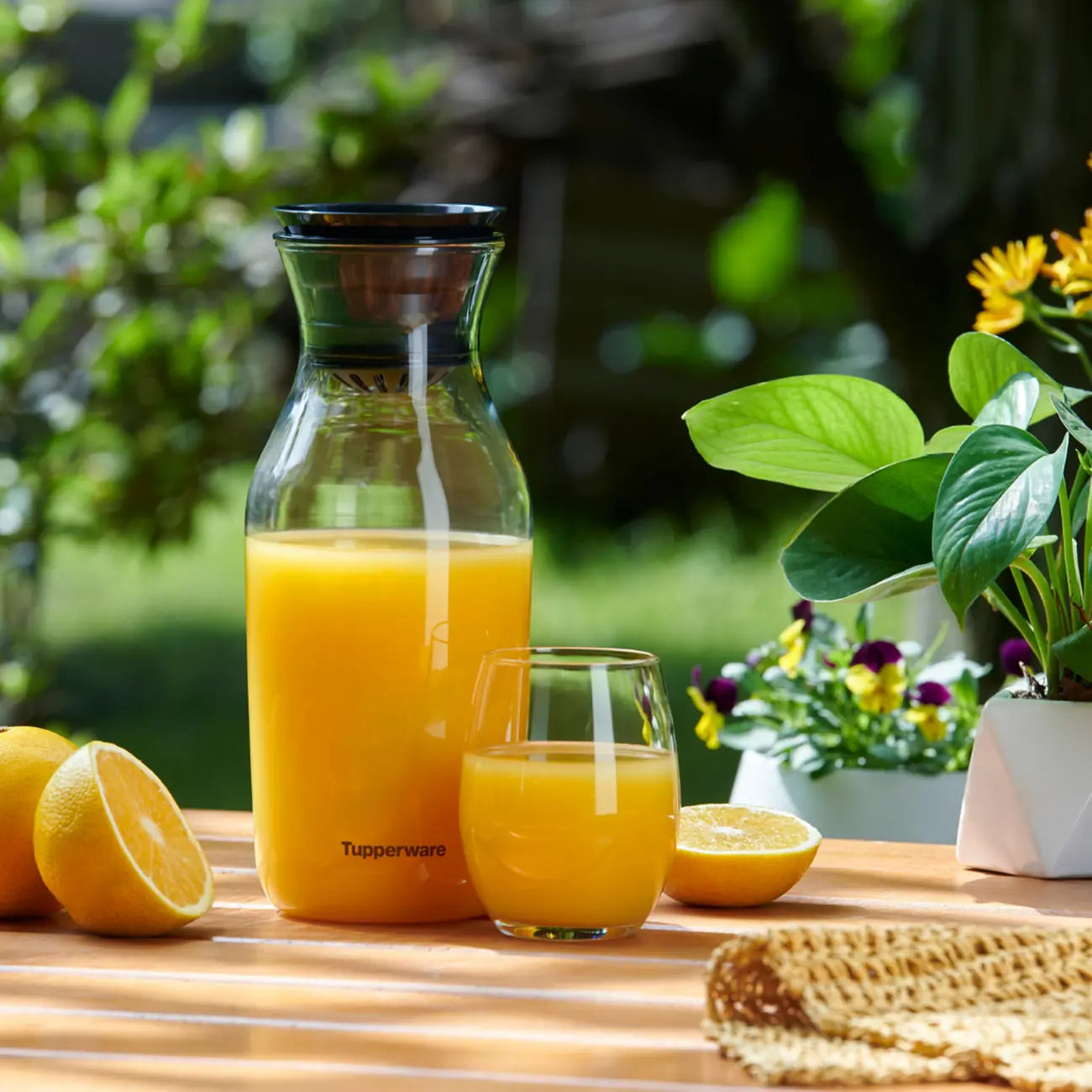 HydroGlass 360° Karaffe von der Marke Tupperware / 3-in-1 Deckel / Ideal zum Servieren / mit Beeren Servieren / Servier Karaffe / zeitloses Design / passt Ideal in die Kühlschranktür / Hier direkt online kaufen 