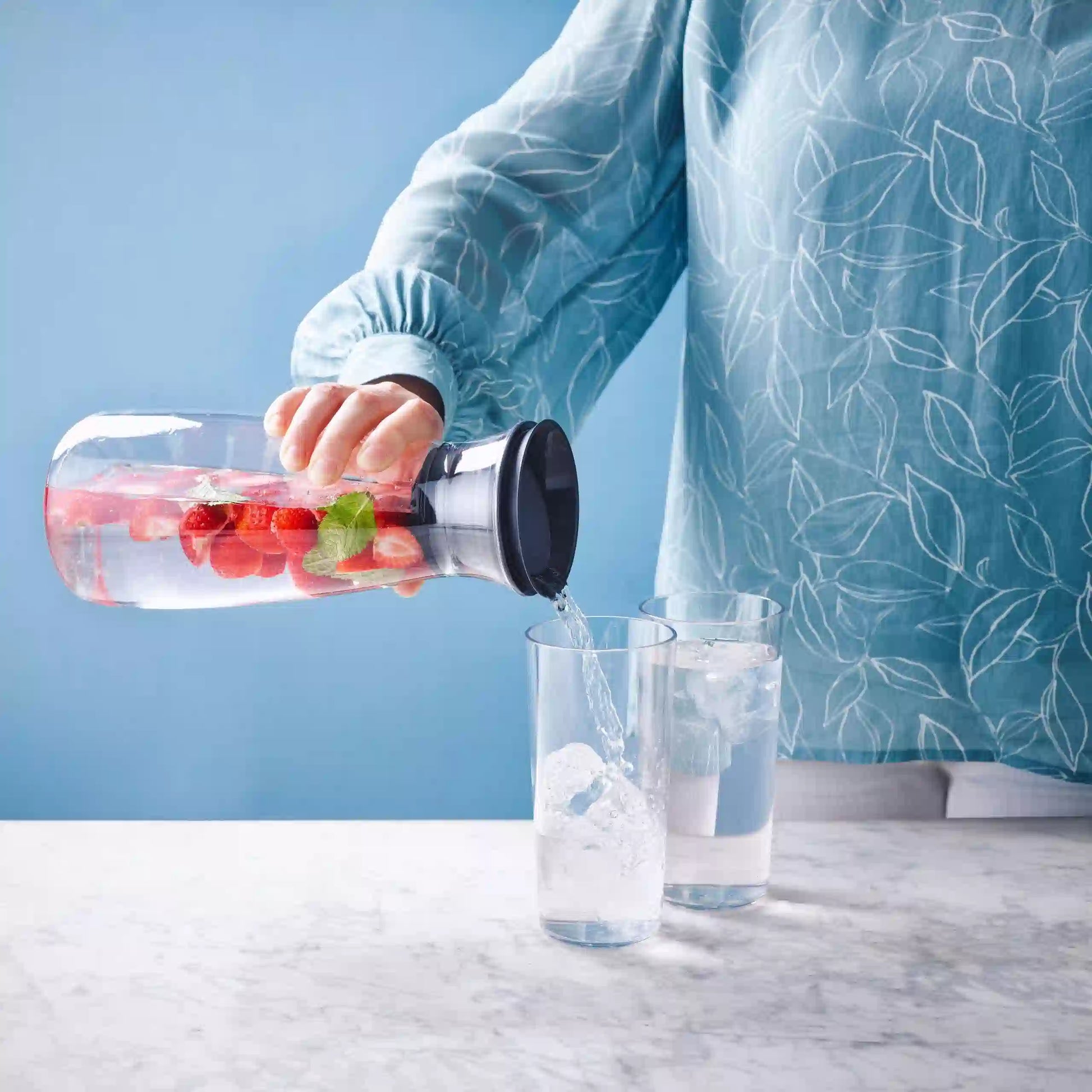 HydroGlass 360° Karaffe von der Marke Tupperware / 3-in-1 Deckel / Ideal zum Servieren / mit Beeren Servieren / Servier Karaffe / zeitloses Design / passt Ideal in die Kühlschranktür / Hier direkt online kaufen 