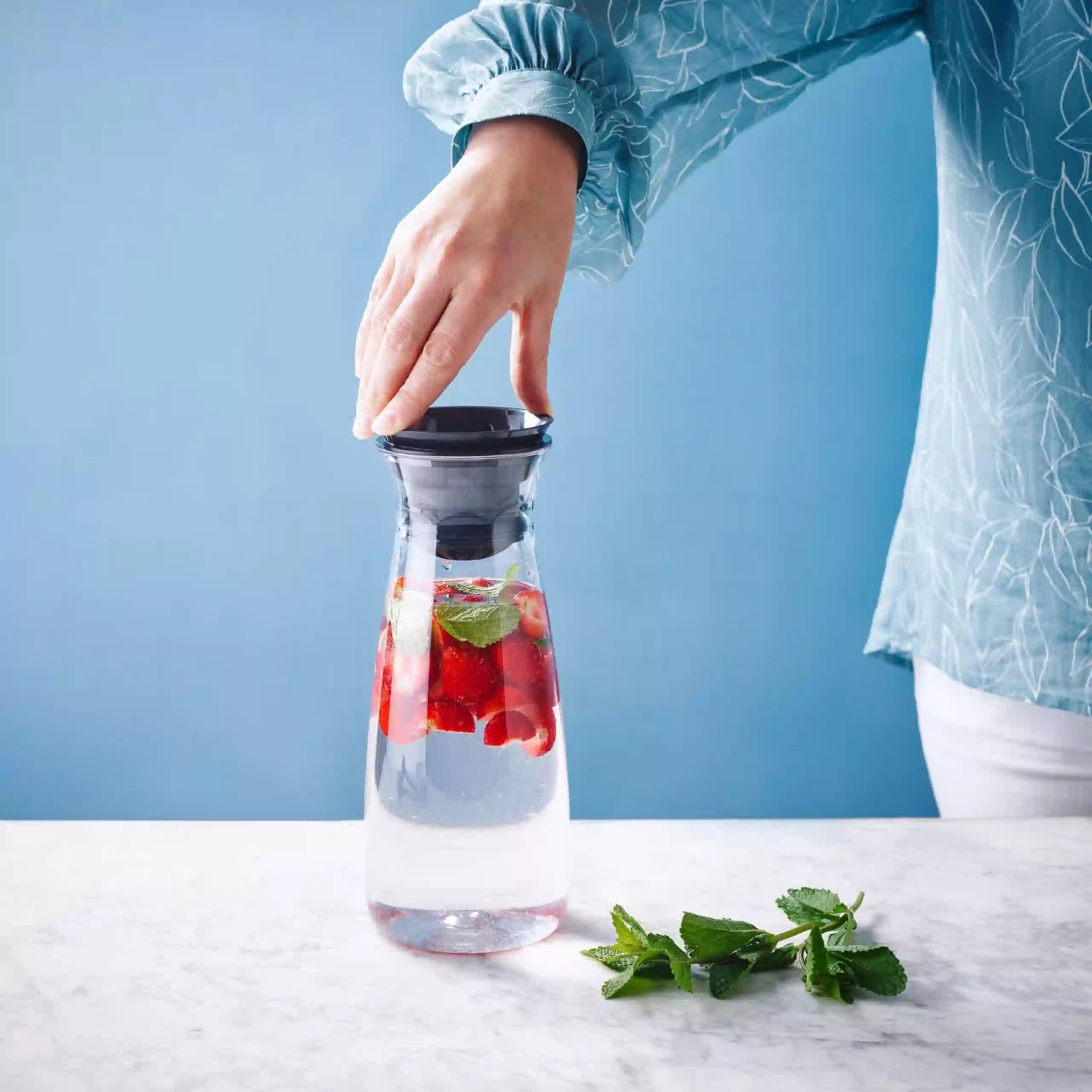 HydroGlass 360° Karaffe von der Marke Tupperware / 3-in-1 Deckel / Ideal zum Servieren / mit Beeren Servieren / Servier Karaffe / zeitloses Design / passt Ideal in die Kühlschranktür / Hier direkt online kaufen 