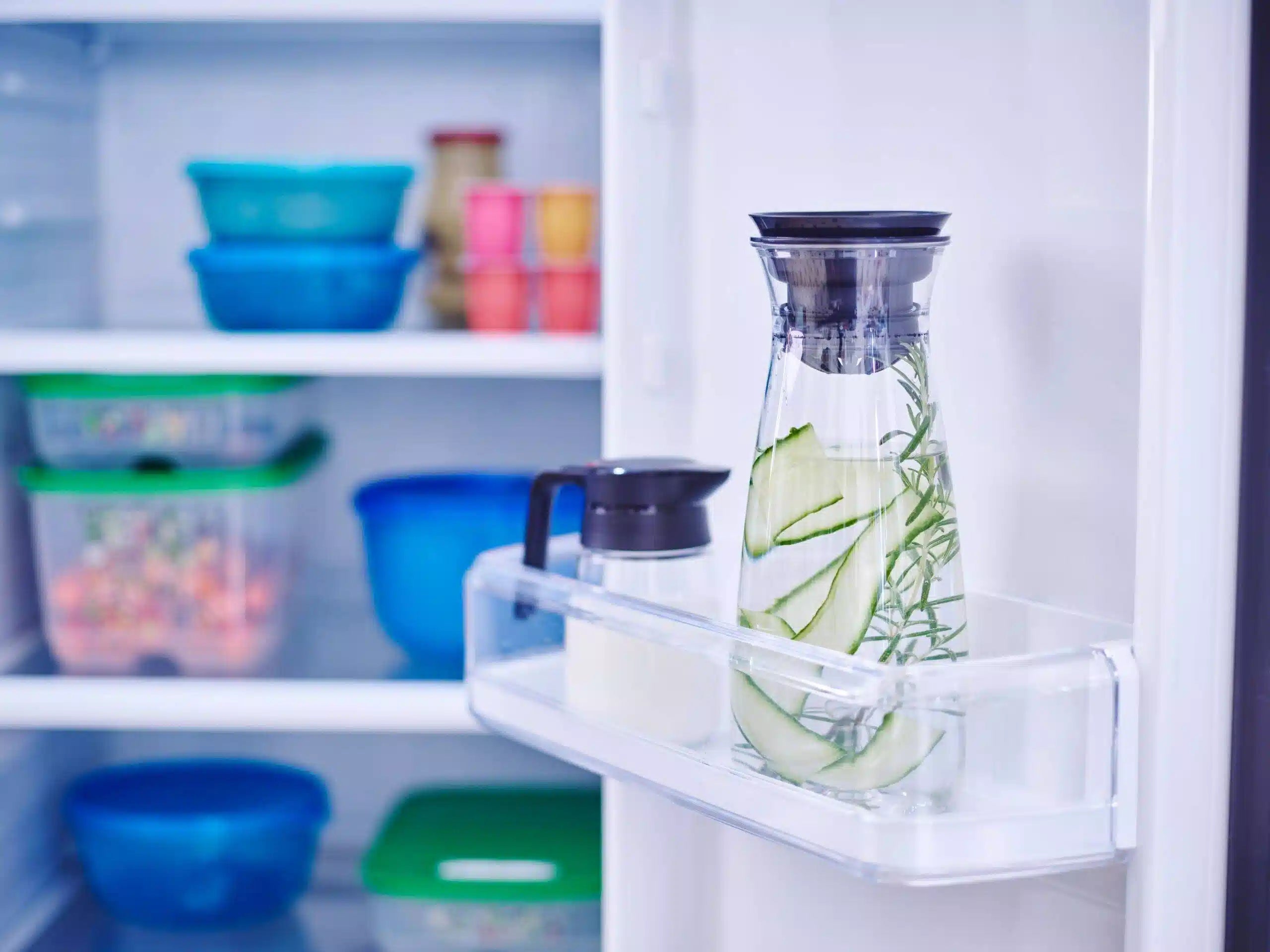 HydroGlass 360° Karaffe von der Marke Tupperware / 3-in-1 Deckel / Ideal zum Servieren / mit Beeren Servieren / Servier Karaffe / zeitloses Design / passt Ideal in die Kühlschranktür / Hier direkt online kaufen 