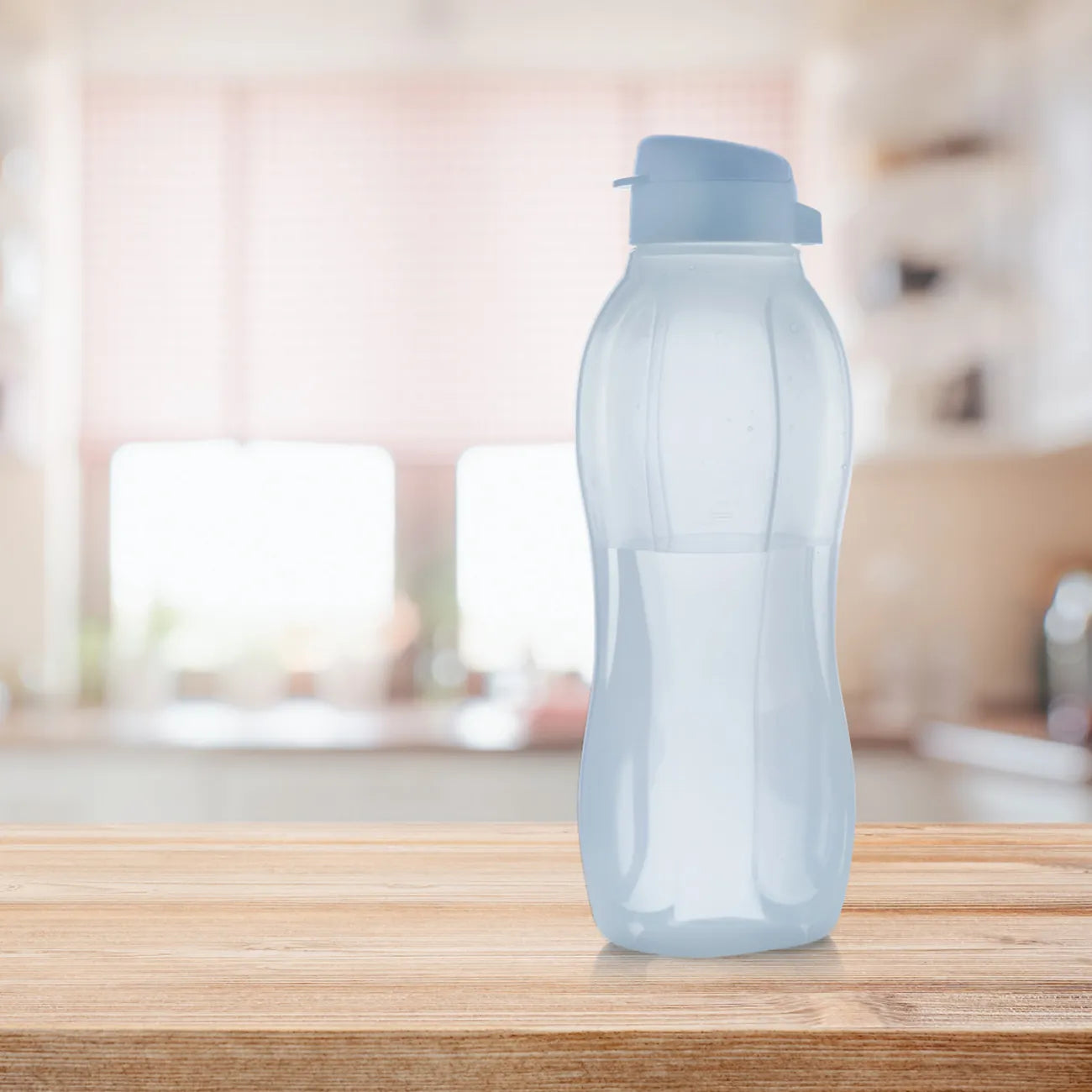 EcoEasy 1,5L Trinkflasche von der Marke Tupperware / in der Farbe Blau / Ergonomische Form für einfaches Halten / Leicht Befüll bar / einfach zu Reinigen mit der EcoEasy Bürste / Ideal für Unterwegs / Hier direkt online kaufen