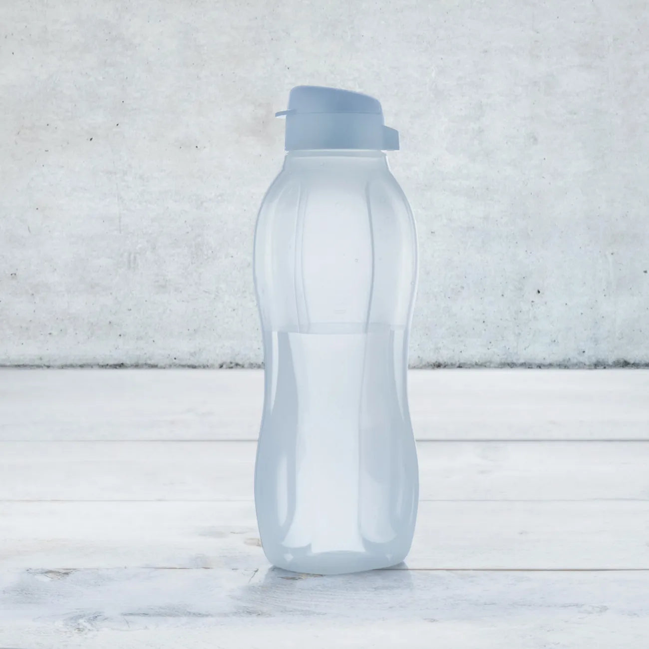 EcoEasy 1,5L Trinkflasche von der Marke Tupperware / in der Farbe Blau / Ergonomische Form für einfaches Halten / Leicht Befüll bar / einfach zu Reinigen mit der EcoEasy Bürste / Ideal für Unterwegs / Hier direkt online kaufen