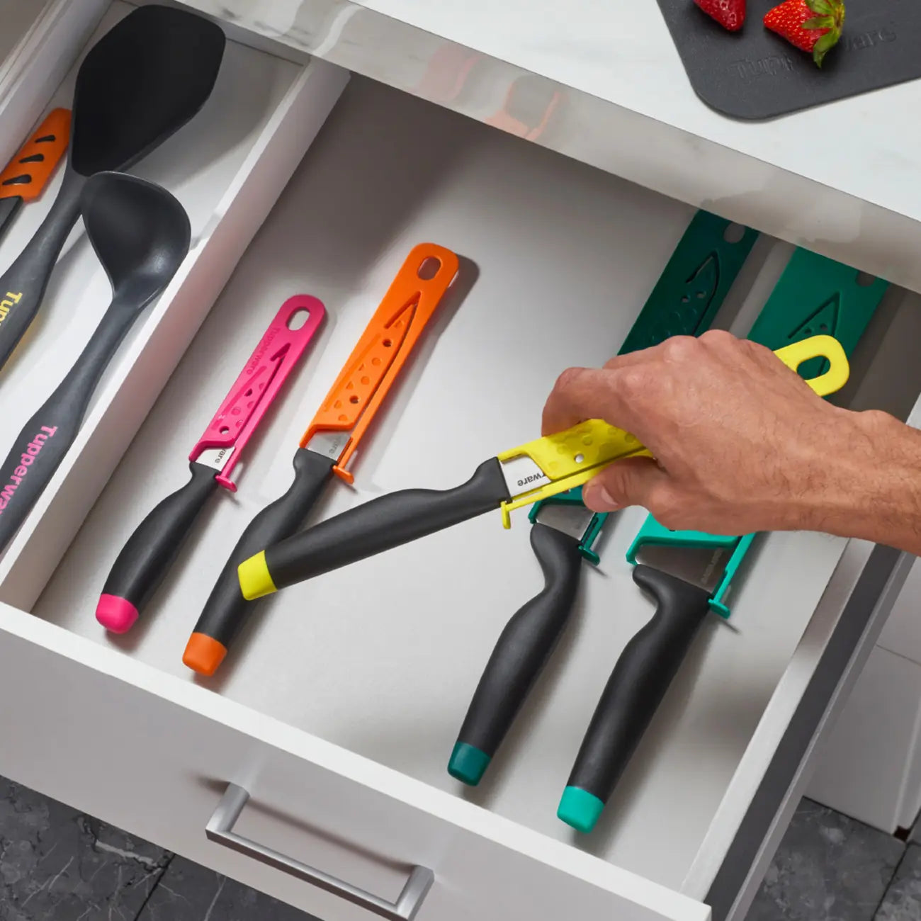 A- Serie Tomatenmesser mit Wellenschliff von der Marke Tupperware / mit Ergonomischen Griff / Küchenmesser / mit Klingenschutz zum Aufhängen / Ideal für Obst und Gemüse mit harter Schale und weichem Kern / hier direkt online kaufen 