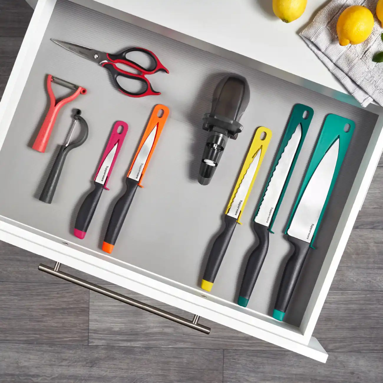 A- Serie Tomatenmesser mit Wellenschliff von der Marke Tupperware / mit Ergonomischen Griff / Küchenmesser / mit Klingenschutz zum Aufhängen / Ideal für Obst und Gemüse mit harter Schale und weichem Kern / hier direkt online kaufen 