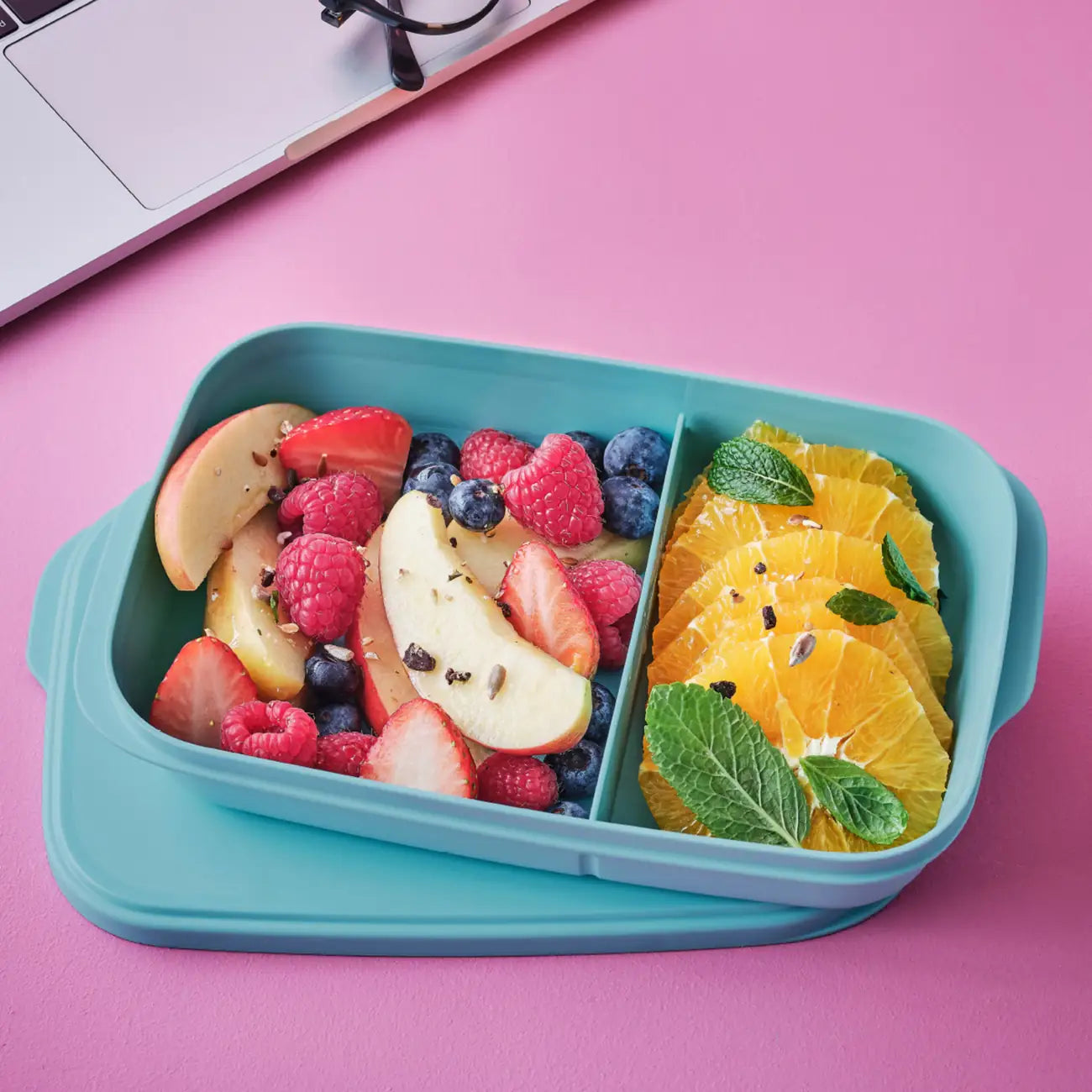 Eco Snackbox flach 590ml von der Marke Tupperware / in der Farbe Blau / Ideal für Unterwegs / mit zwei Praktischen Fächern / Hier direkt online kaufen