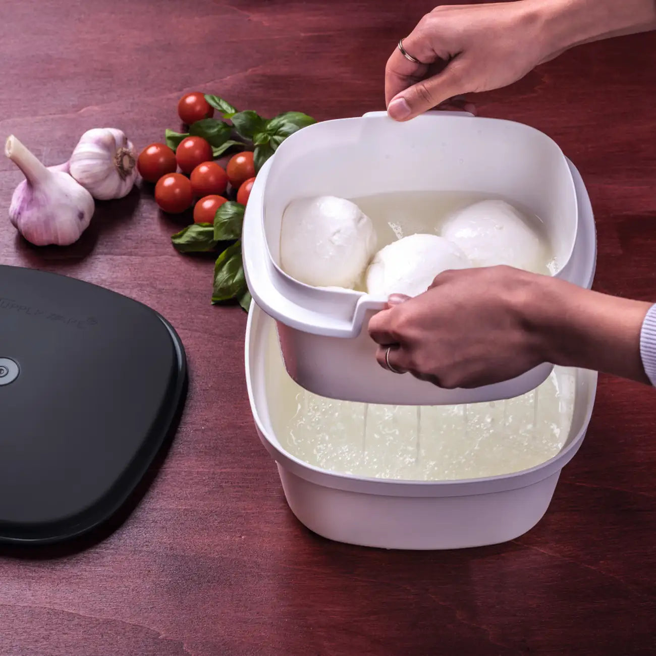 Sieb Servierer Multi Server von der Marke Tupperware / Servierschüssel mit Siebeinsatz / Perfekt zum Waschen und Abtropfen / Sieb und Servierschüssel in einem / Hier direkt online kaufen 