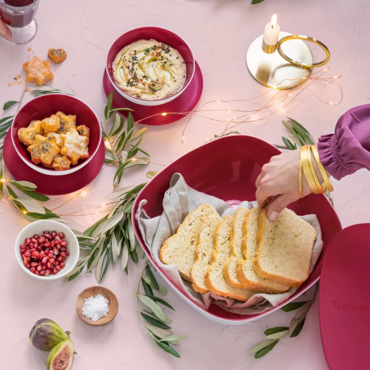 Allegra Schüssel 2,5 Liter von der Marke Tupperware / in der Farbe Rot / Servierschale mit Deckel / Ideal für Buffets, Picknick und Unterwegs / Luftdichtschließend / Modular Stapelbar / Hier direkt online kaufen 