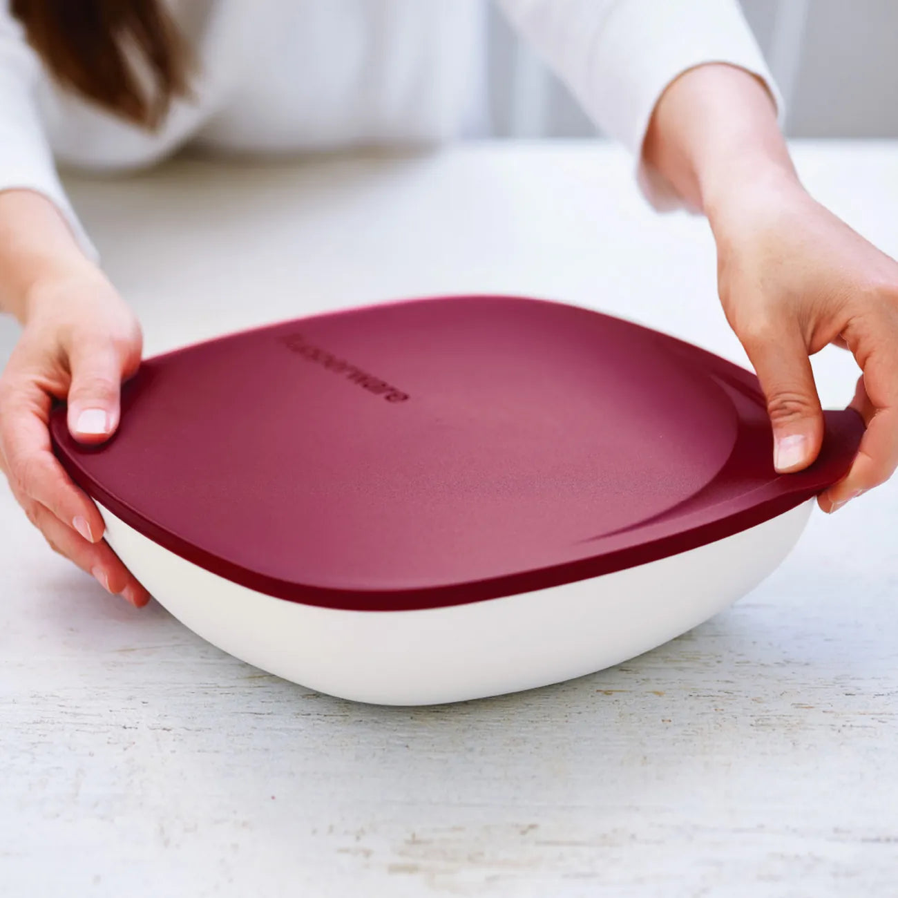 Allegra Schüssel 2,5 Liter von der Marke Tupperware / in der Farbe Rot / Servierschale mit Deckel / Ideal für Buffets, Picknick und Unterwegs / Luftdichtschließend / Modular Stapelbar / Hier direkt online kaufen 