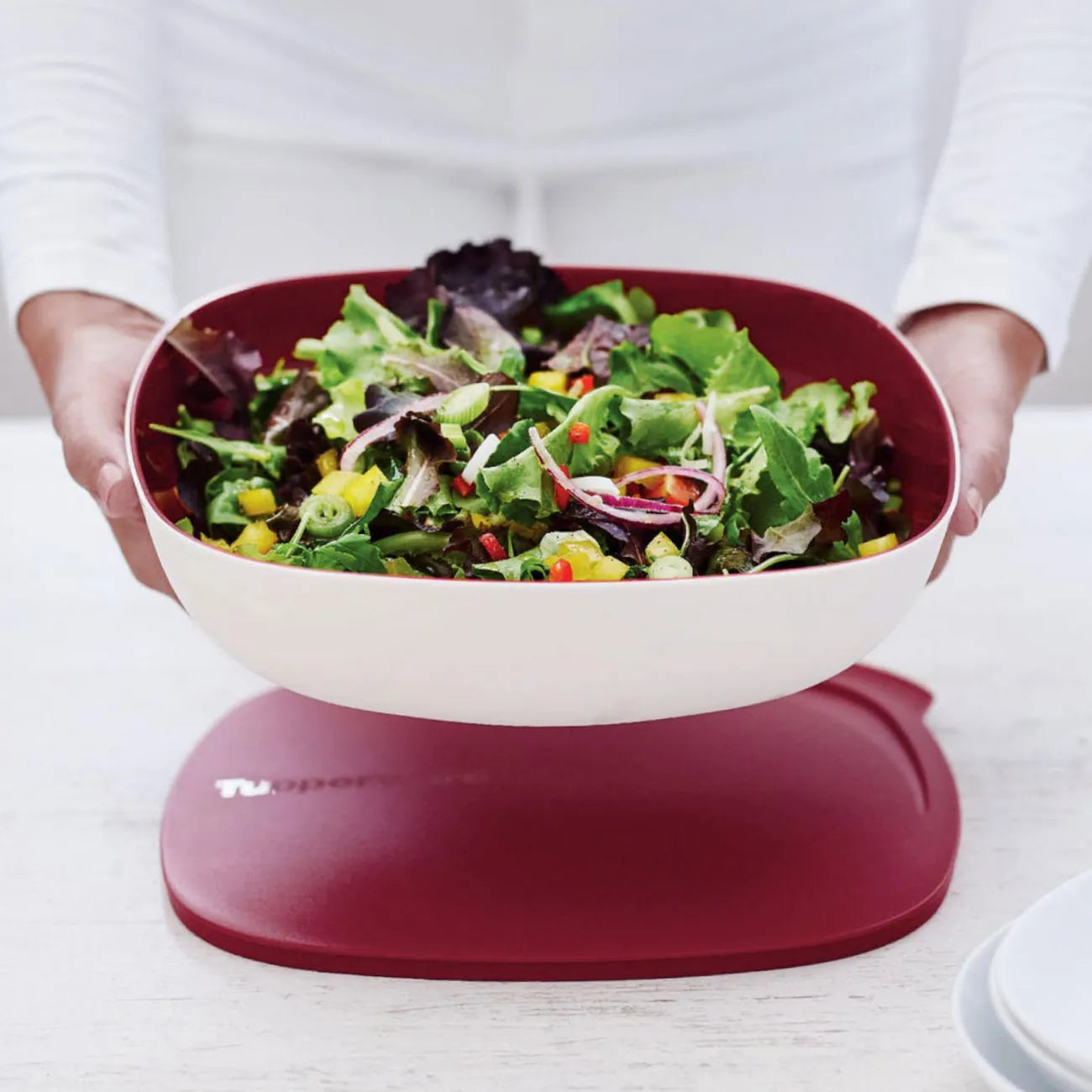 Allegra Schüssel 2,5 Liter von der Marke Tupperware / in der Farbe Rot / Servierschale mit Deckel / Ideal für Buffets, Picknick und Unterwegs / Luftdichtschließend / Modular Stapelbar / Hier direkt online kaufen 