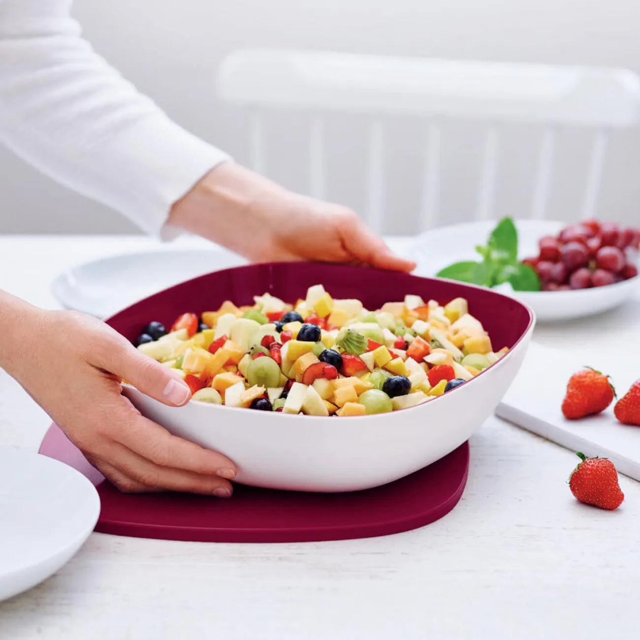Allegra Schüssel 2,5 Liter von der Marke Tupperware / in der Farbe Rot / Servierschale mit Deckel / Ideal für Buffets, Picknick und Unterwegs / Luftdichtschließend / Modular Stapelbar / Hier direkt online kaufen 