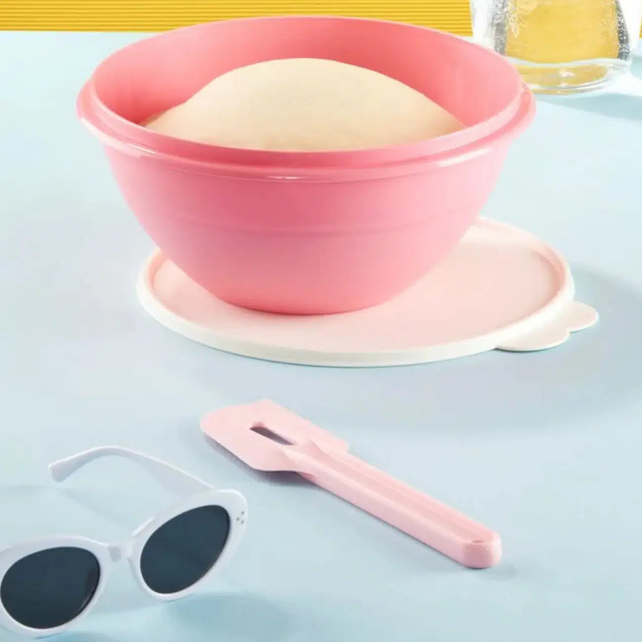 Teigschaber Vintage von der Marke Tupperware / in der Farbe Rosa / Ideal zum Mischen, Rühren und Mixen / Hier direkt online kaufen