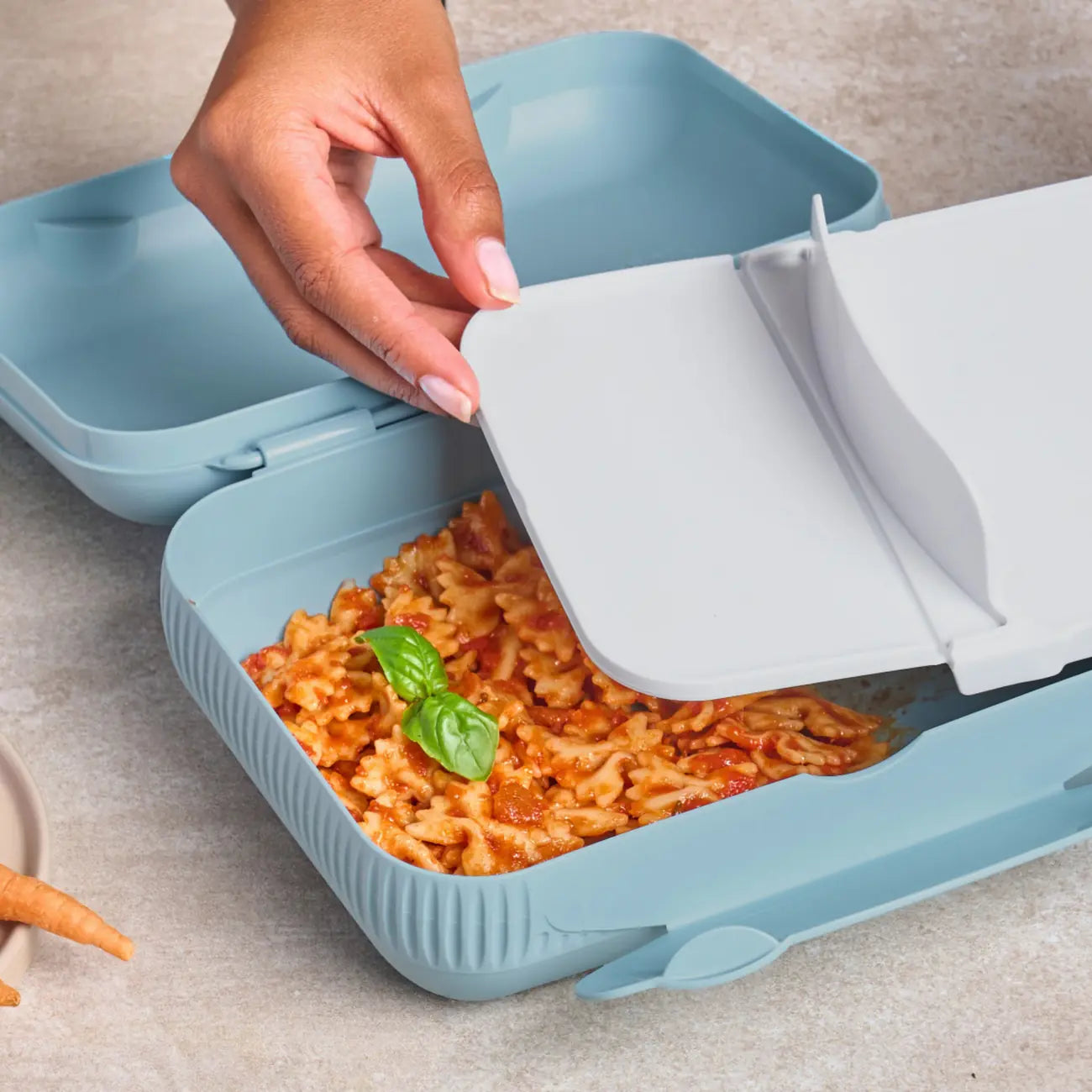 Eco Lunch Box von der Marke Tupperware / in der Farbe Hellblau / mit zwei Fächern / Ideal für die Pause / Brotbox Groß / Hier direkt online kaufen